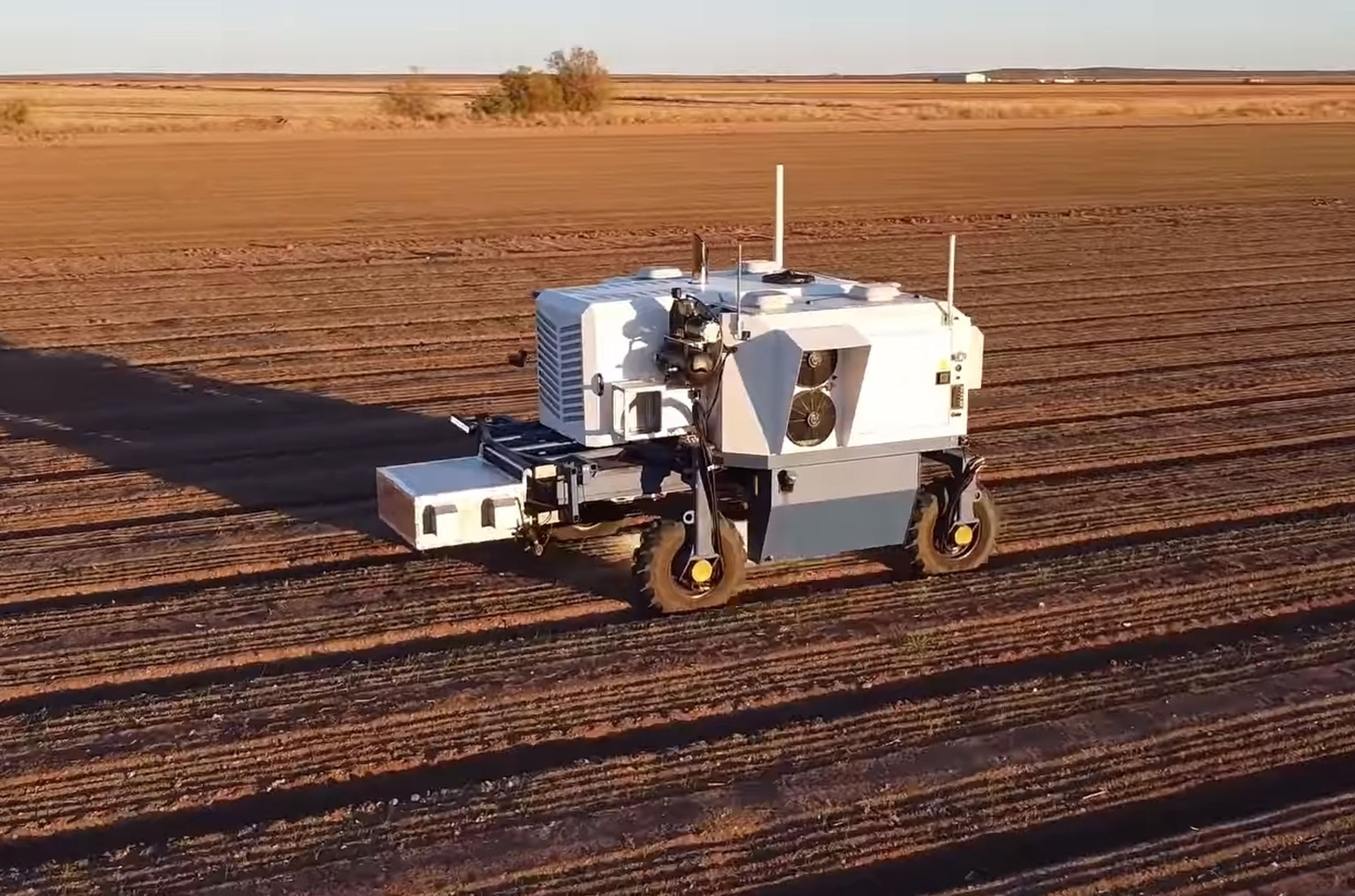 Este robot agricultor corta malas hierbas con láser y rinde como 20 trabajadores