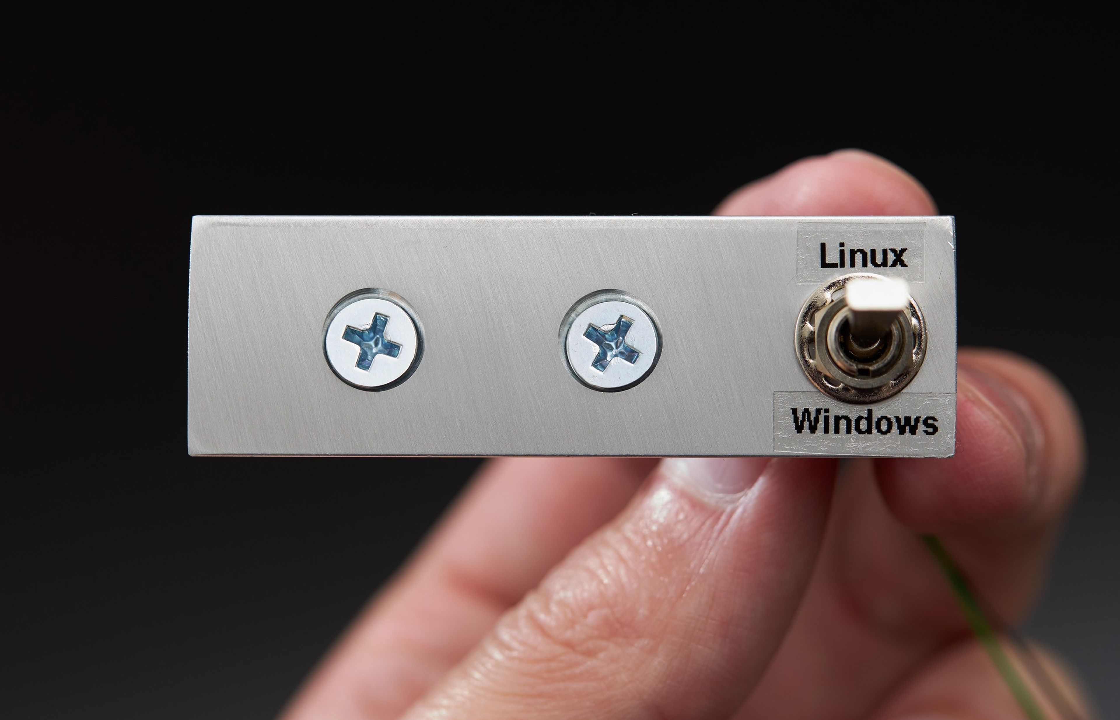 ¿Arrancas tu PC con Windows o Linux? Decídelo con un interruptor que puedes instalar en tu mesa