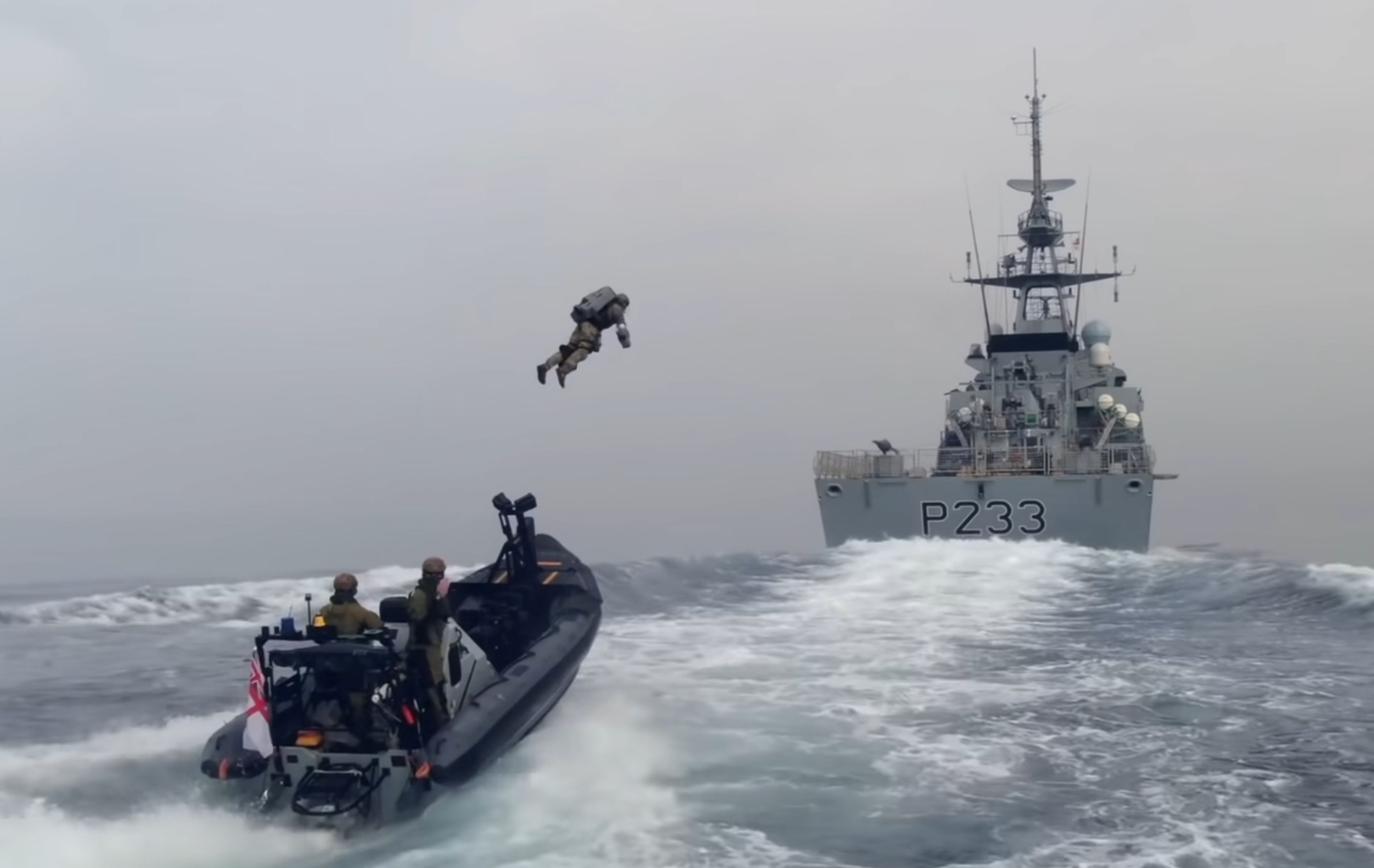 El ejército británico practica con trajes voladores para asaltar barcos piratas
