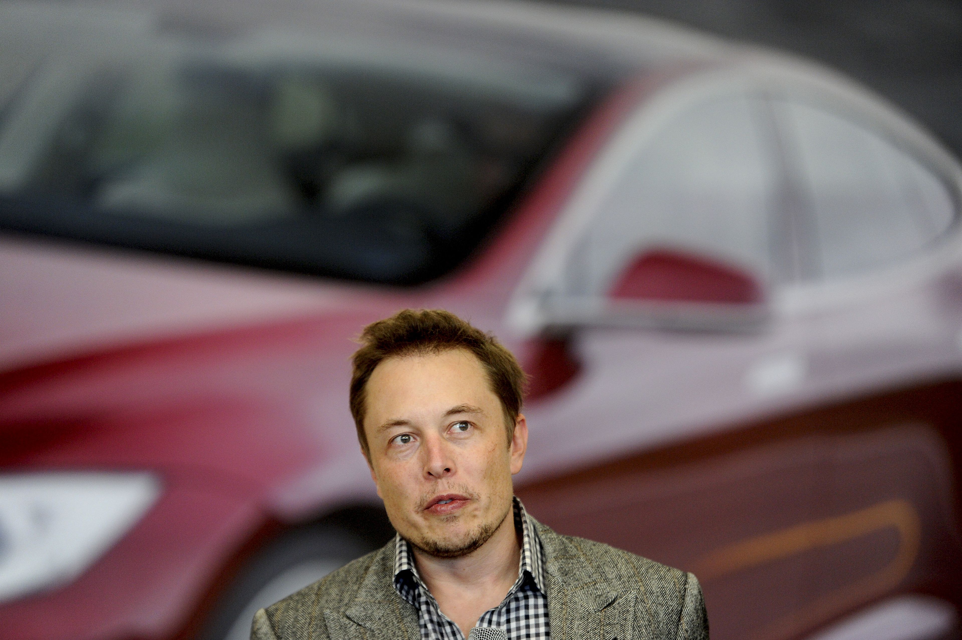Elon Musk, CEO de Tesla, en una fábrica de su empresa.