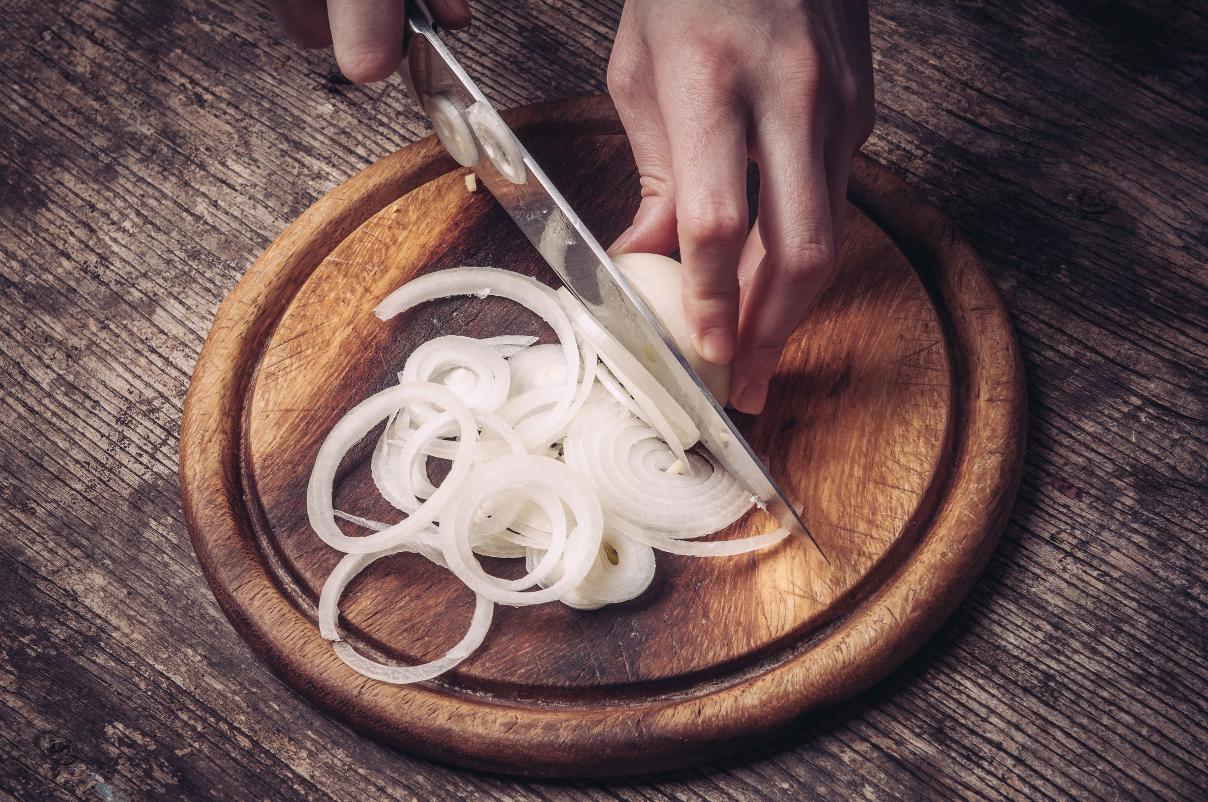 Lidl explica el truco definitivo para cortar cebolla sin llorar