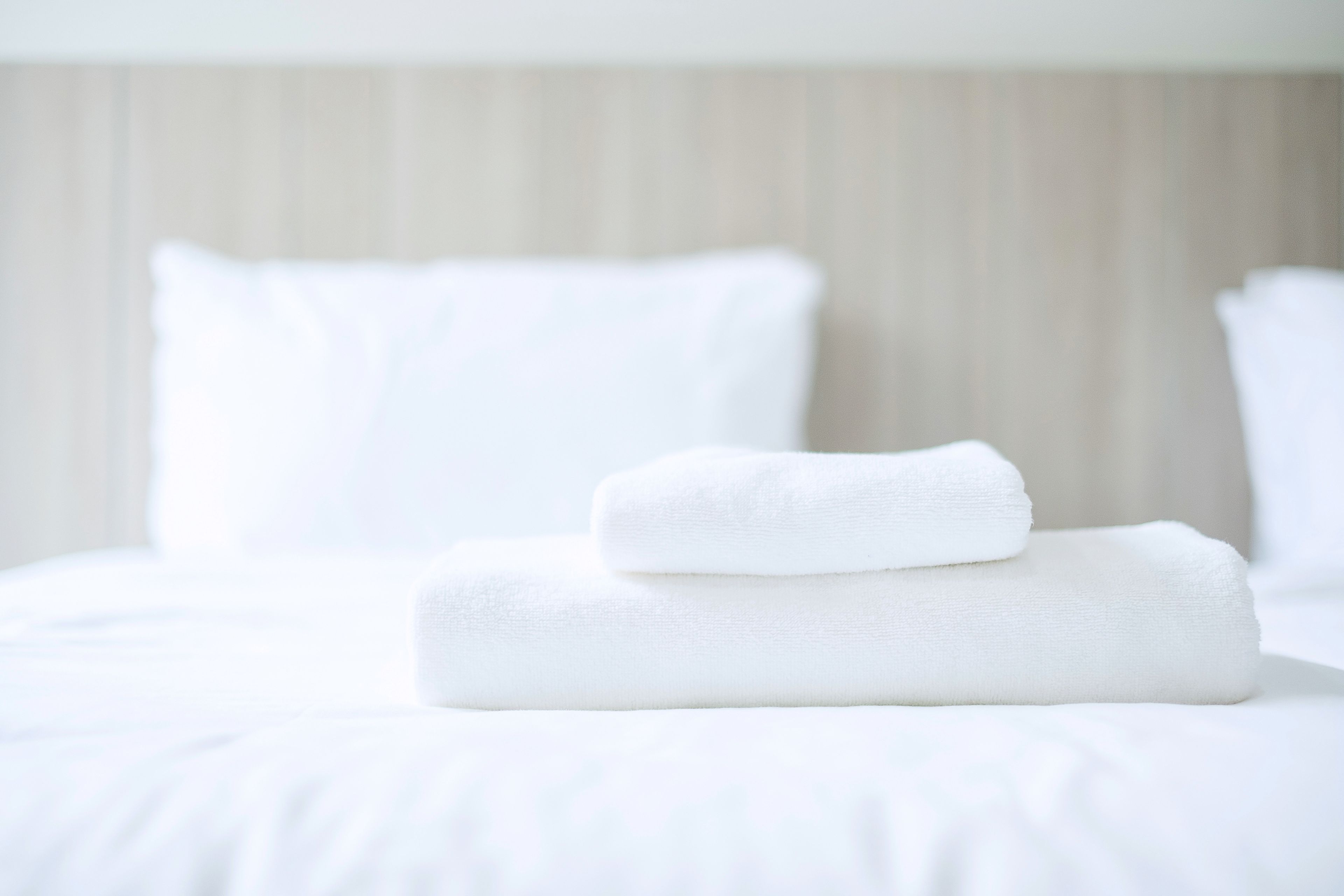 Sábanas y toallas blancas hotel