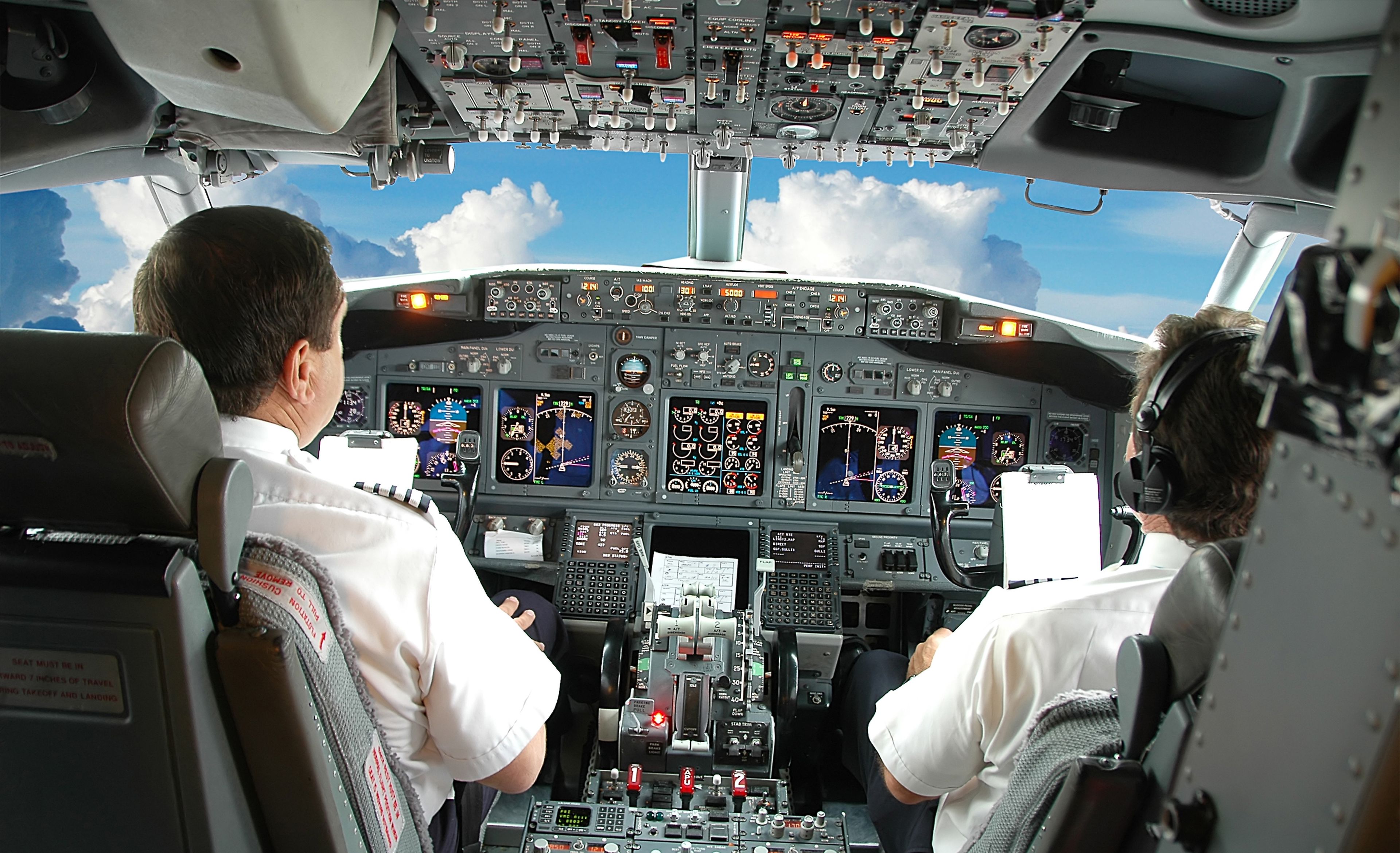 Siri y Alexa llegan a los aviones: los pilotos ya pueden volar con la voz