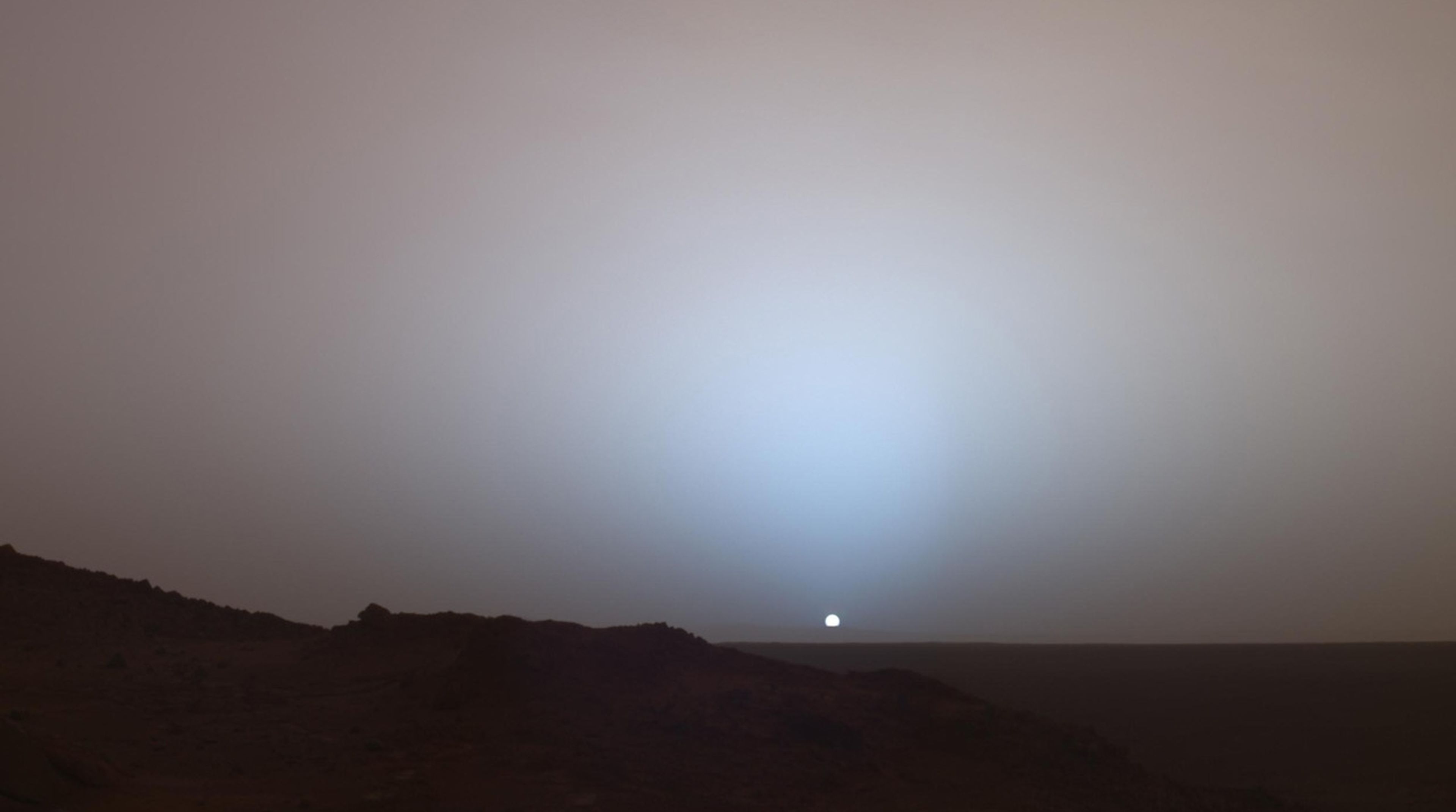 Somos un privilegiados: podemos ver la puesta de sol en otro planeta, un atardecer azul en Marte