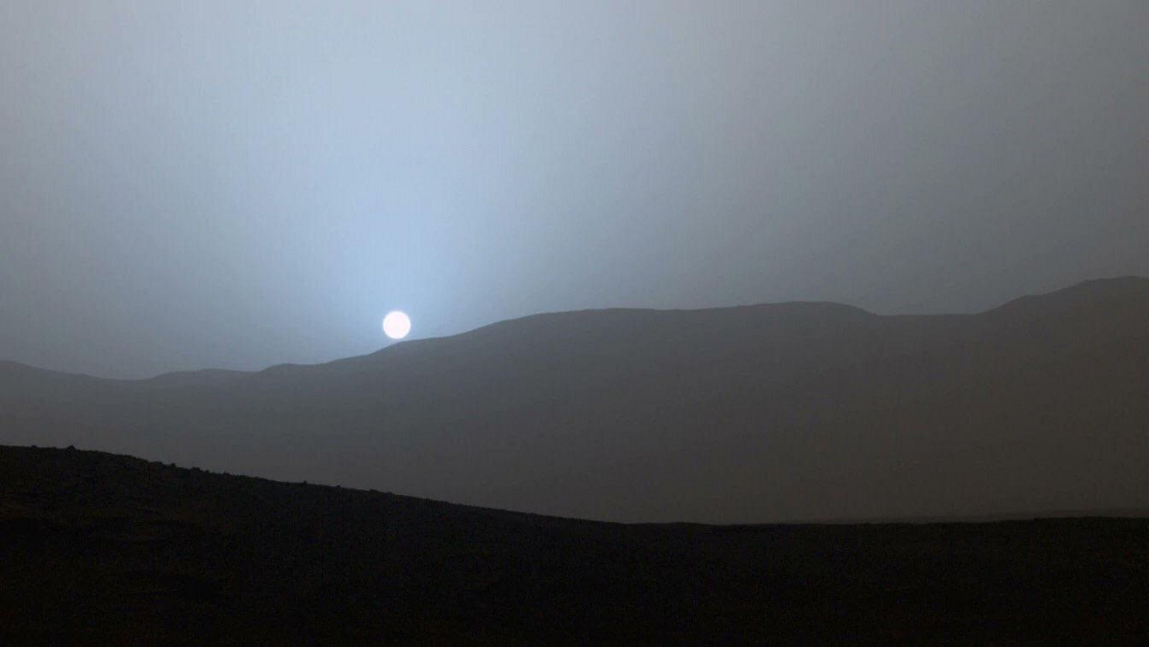 Somos un privilegiados: podemos ver la puesta de sol en otro planeta, un atardecer azul en Marte