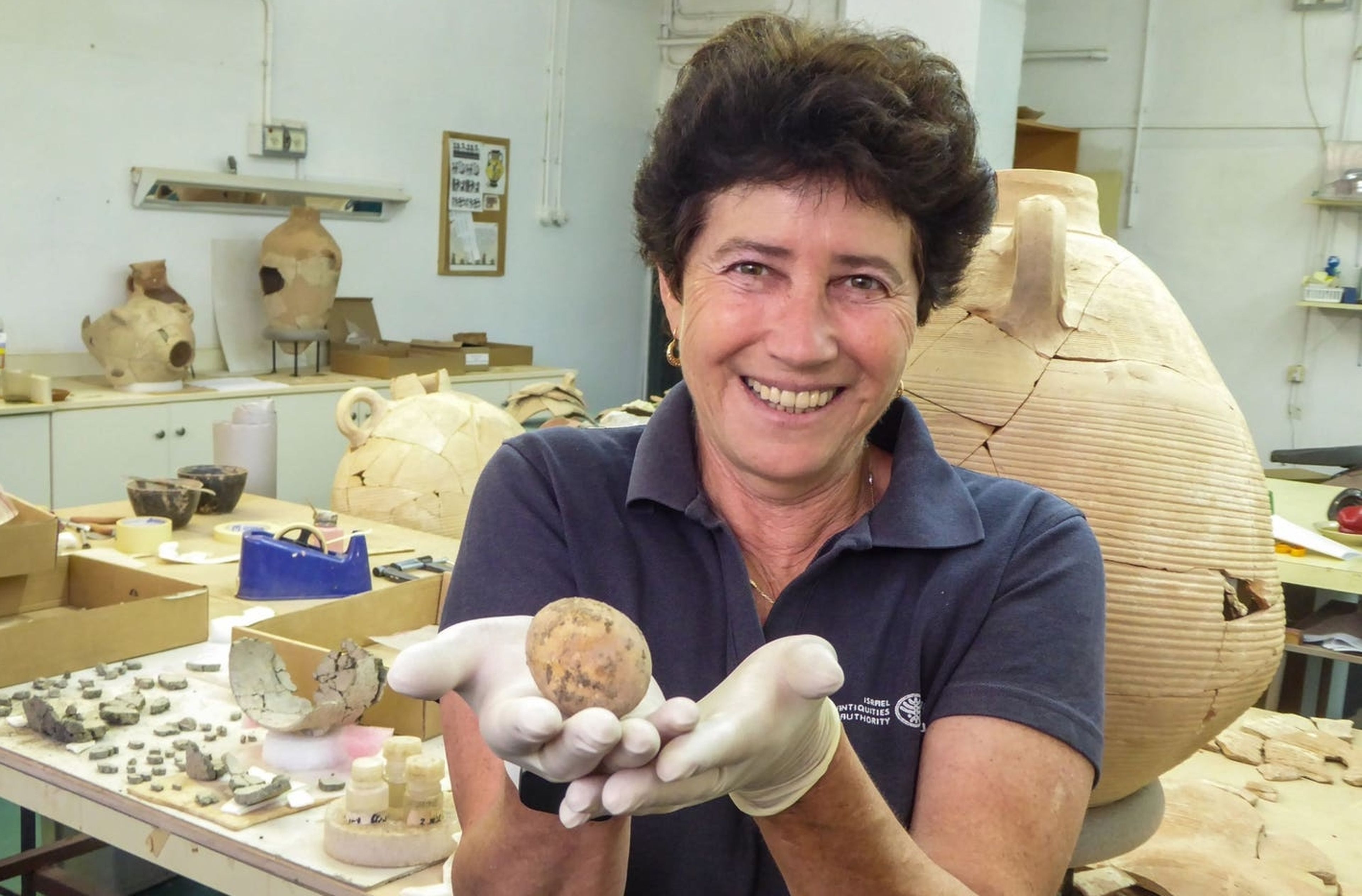 Arqueólogos encuentran un huevo de gallina intacto de hace 1.000 años... y lo rompen sin querer en el laboratorio