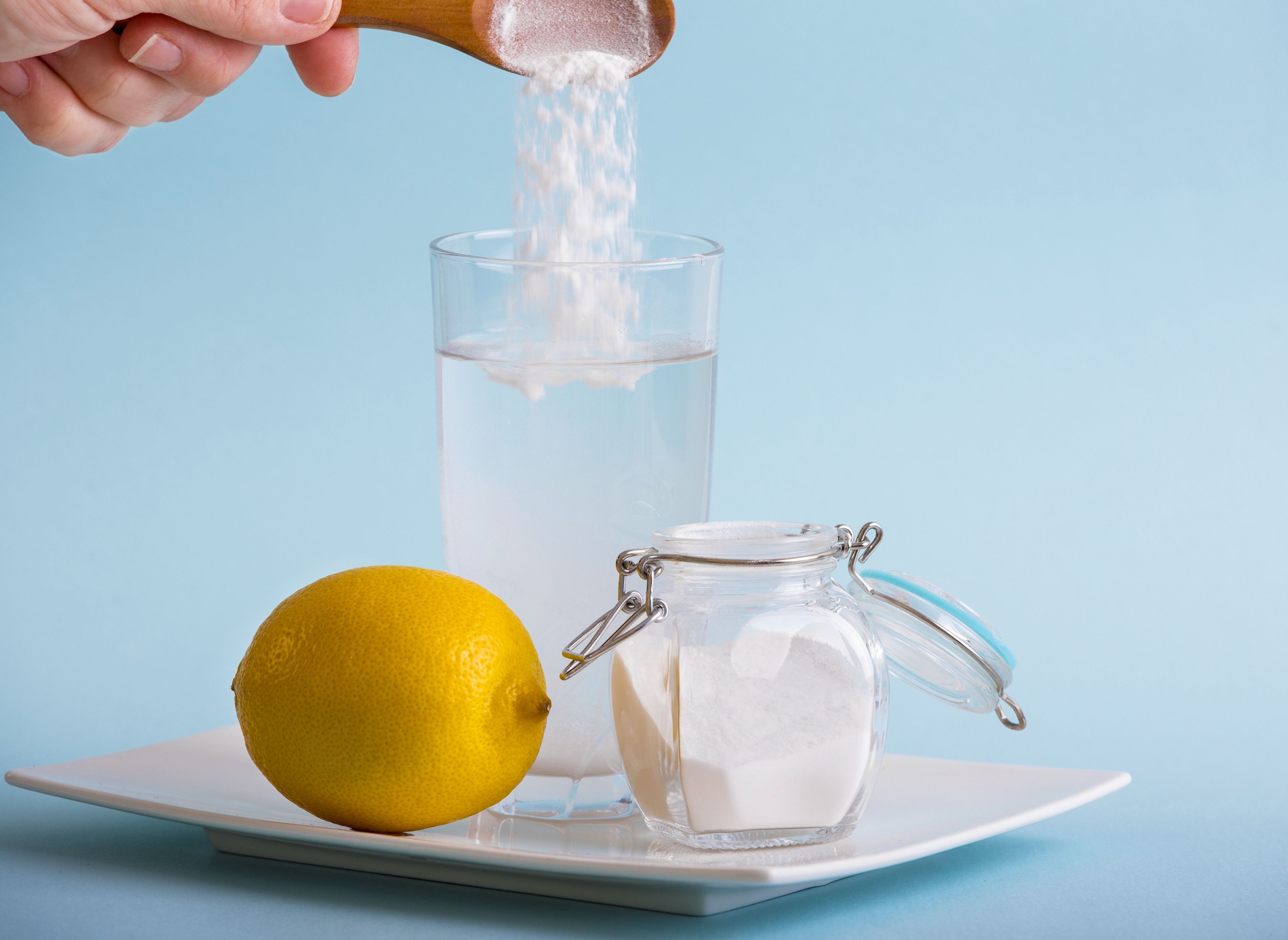 Bicarbonato de sodio con agua y limón