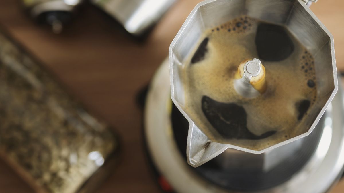 Se puede poner leche en la cafetera en lugar de agua para hacer café?