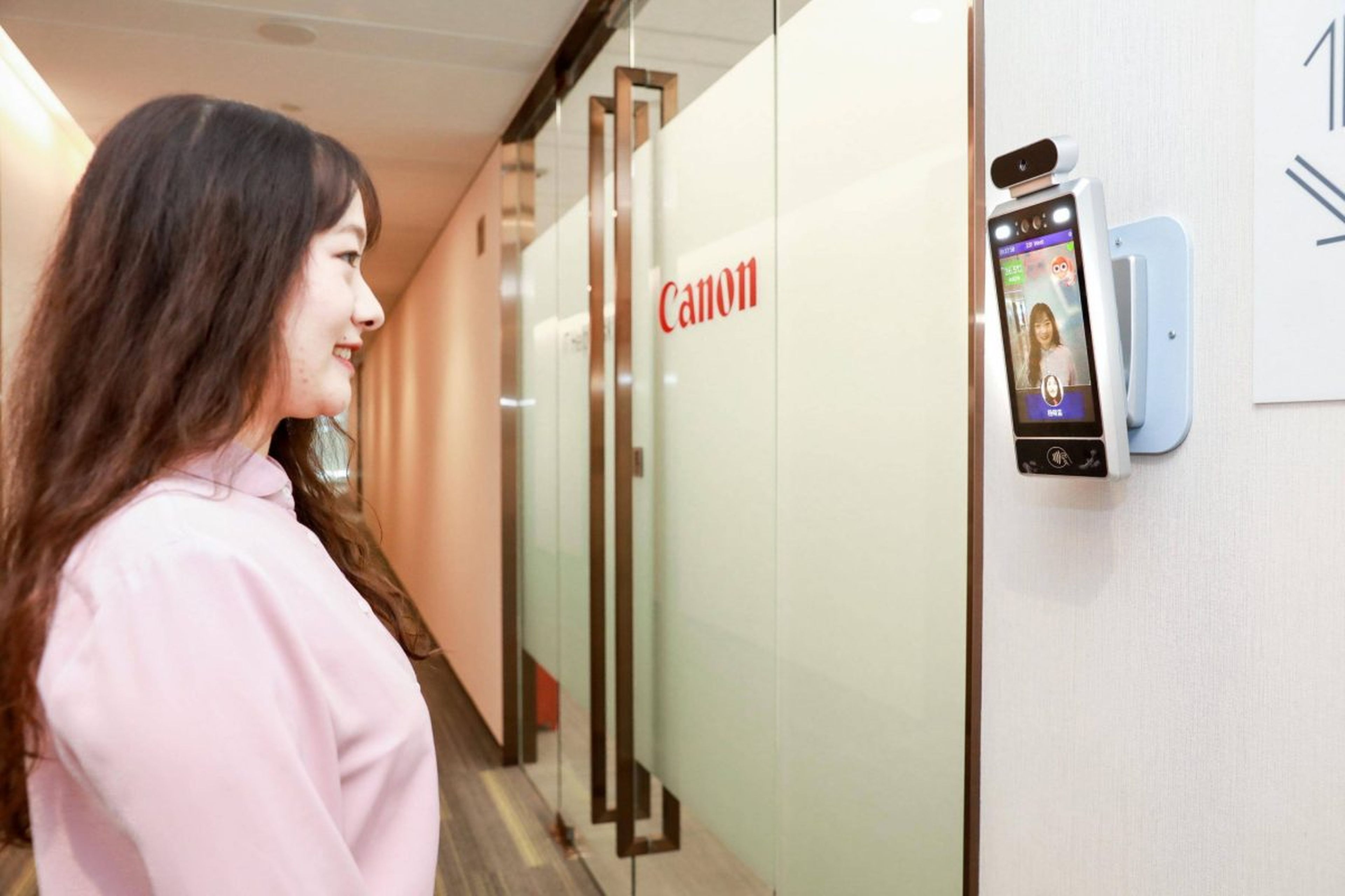 Los empleados de Canon en China han de sonreír si quieren entrar a las oficinas