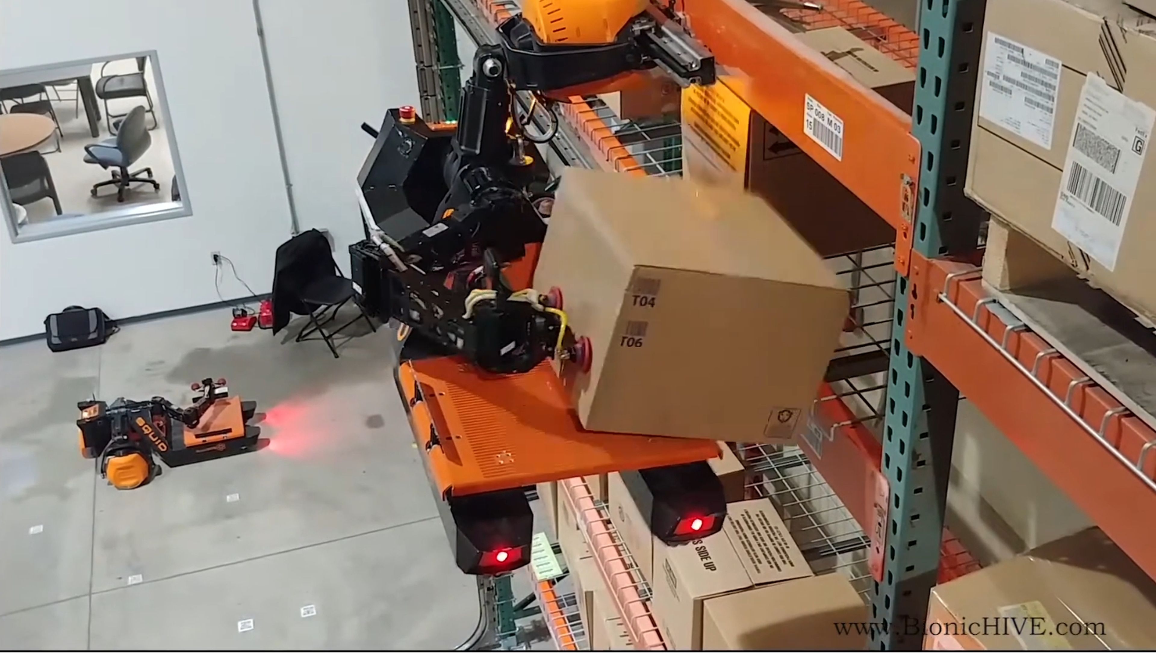 Estos robots de almacén autónomos escalan estanterías y colocan paquetes en cualquier lugar