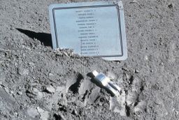 Fallen Astronaut, el polémico monumento que hay en la Luna dedicado a los astronautas fallecidos en acción
