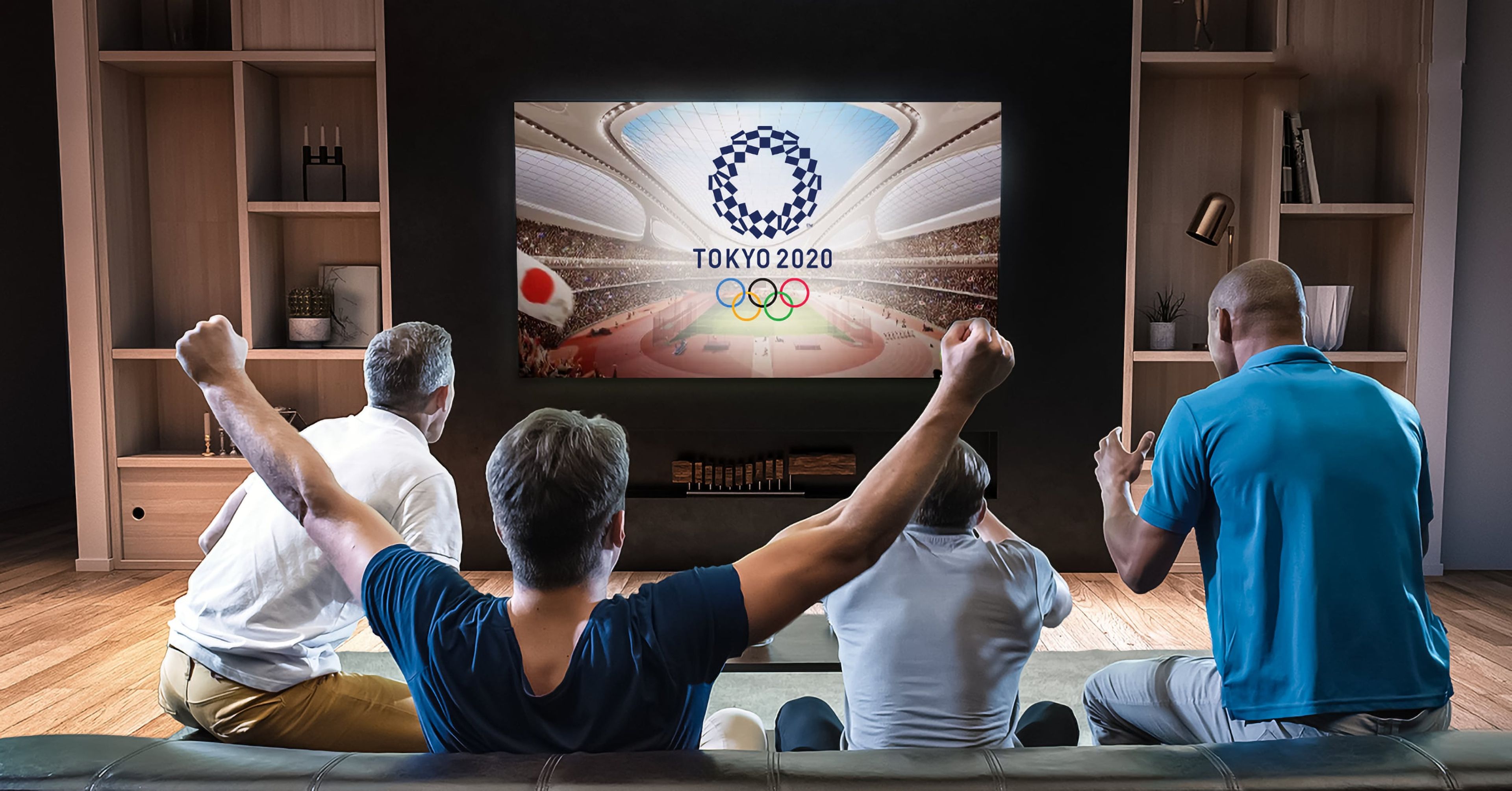 Hombres viendo los Juegos Olímpicos en un televisor
