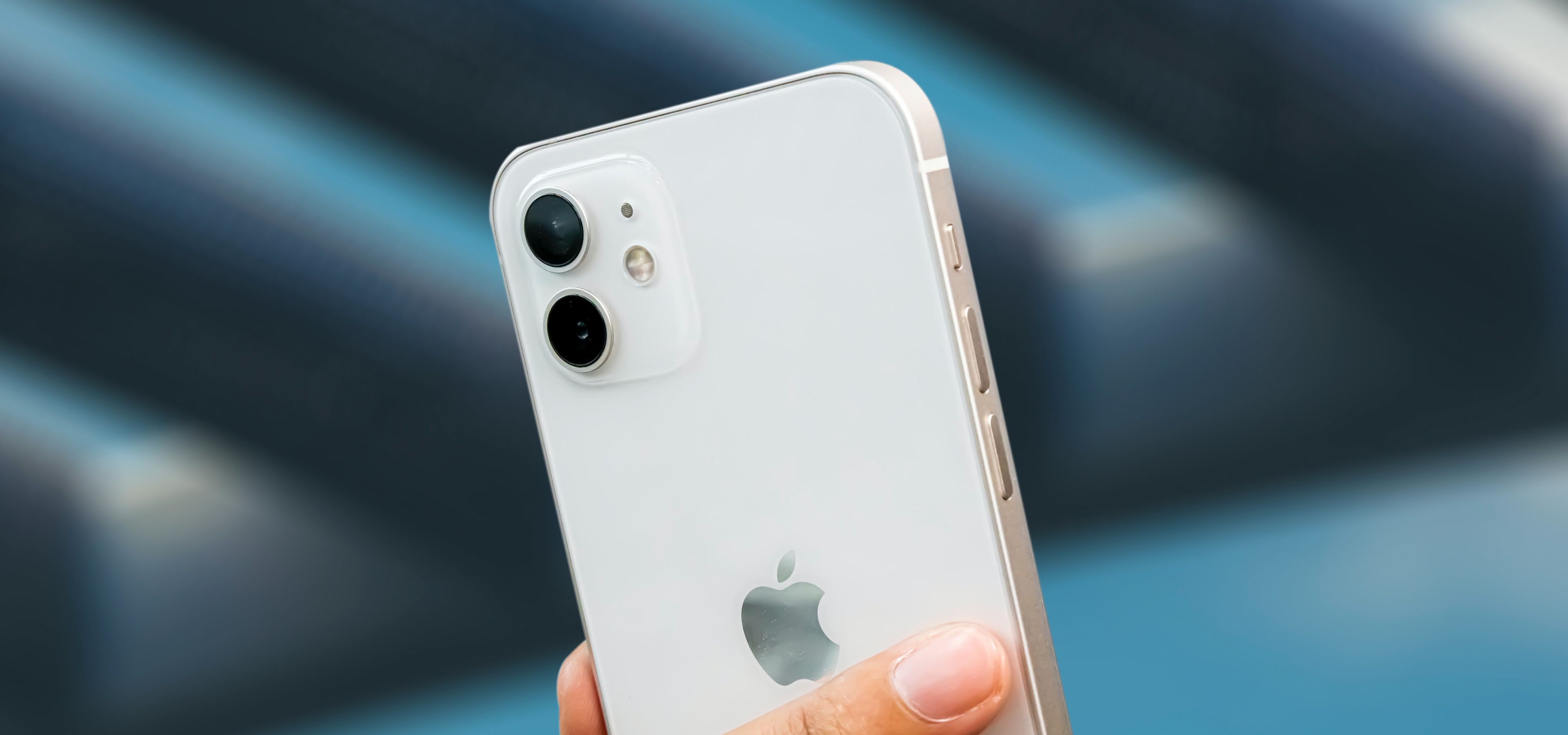 iPhone 12 de color blanco