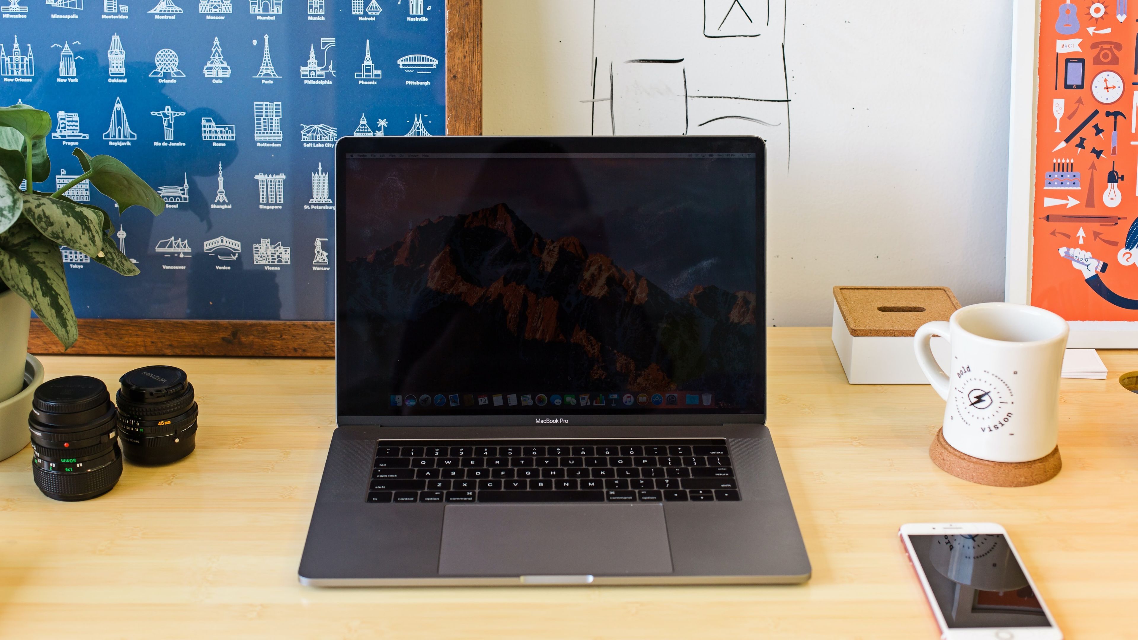 Portátil MacBook Pro en una mesa de escritorio