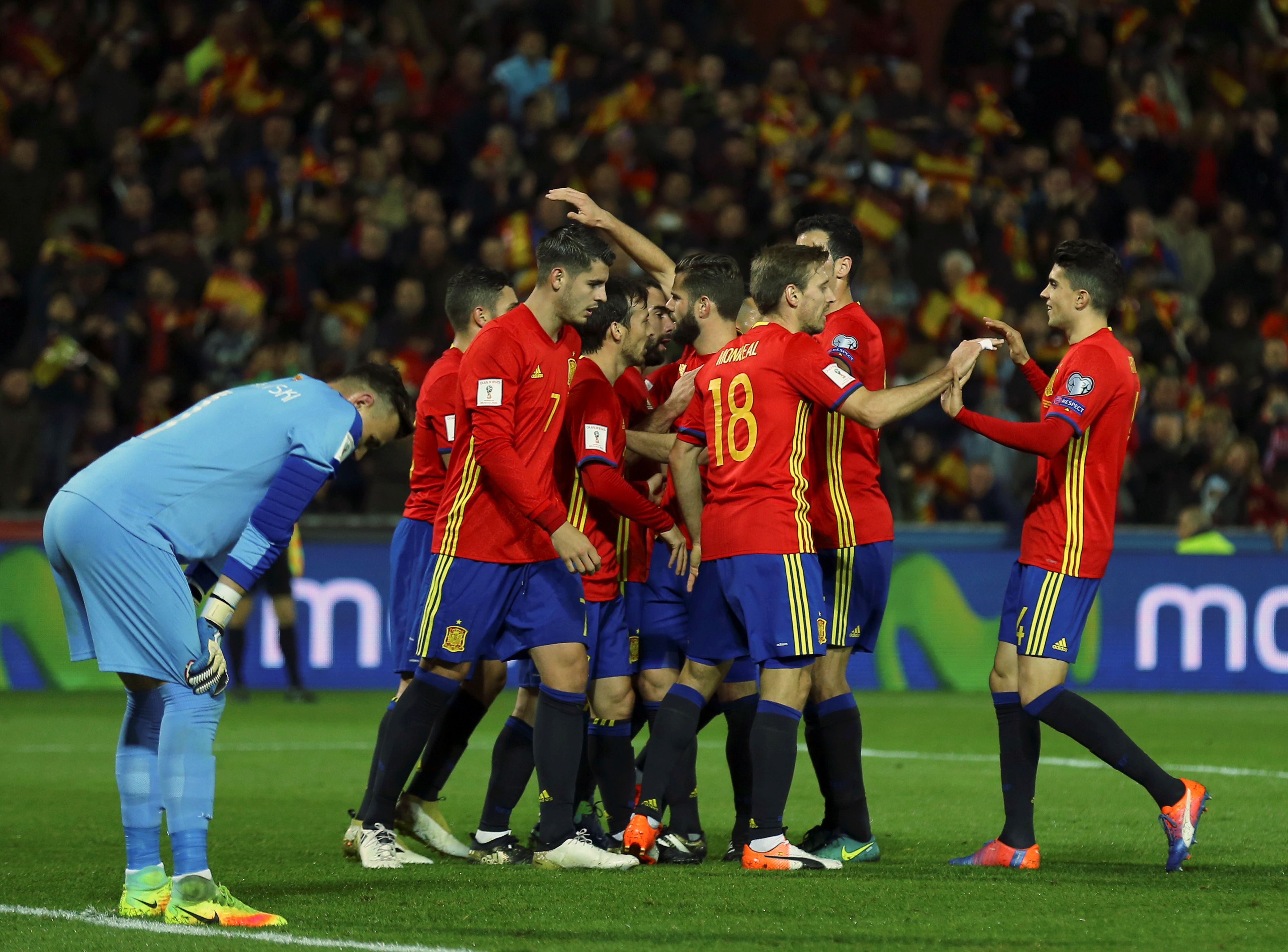 La selección española de fútbol celebra un gol
