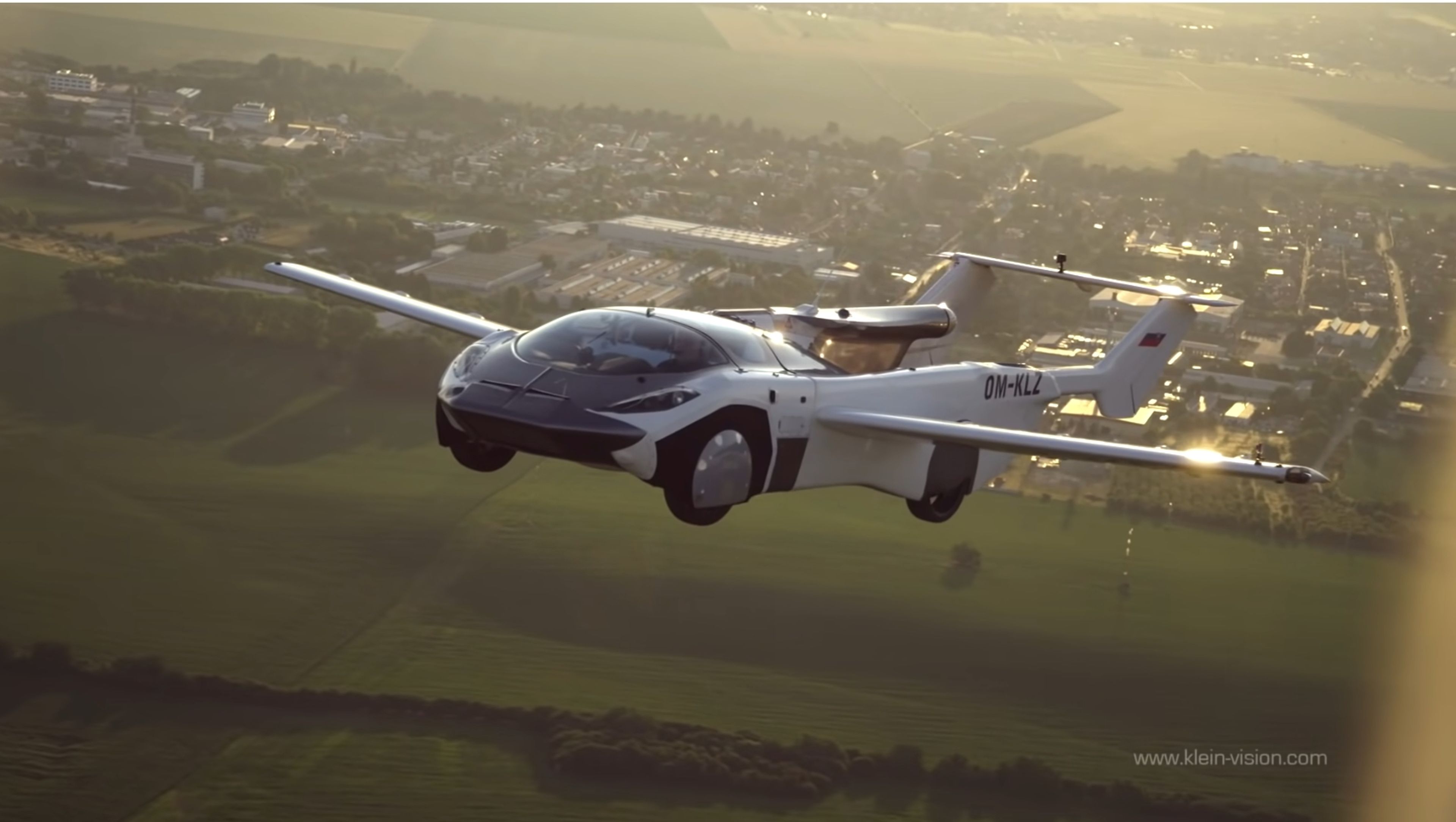 AirCar, el coche volador, completa un vuelo de 35 minutos entre ciudades