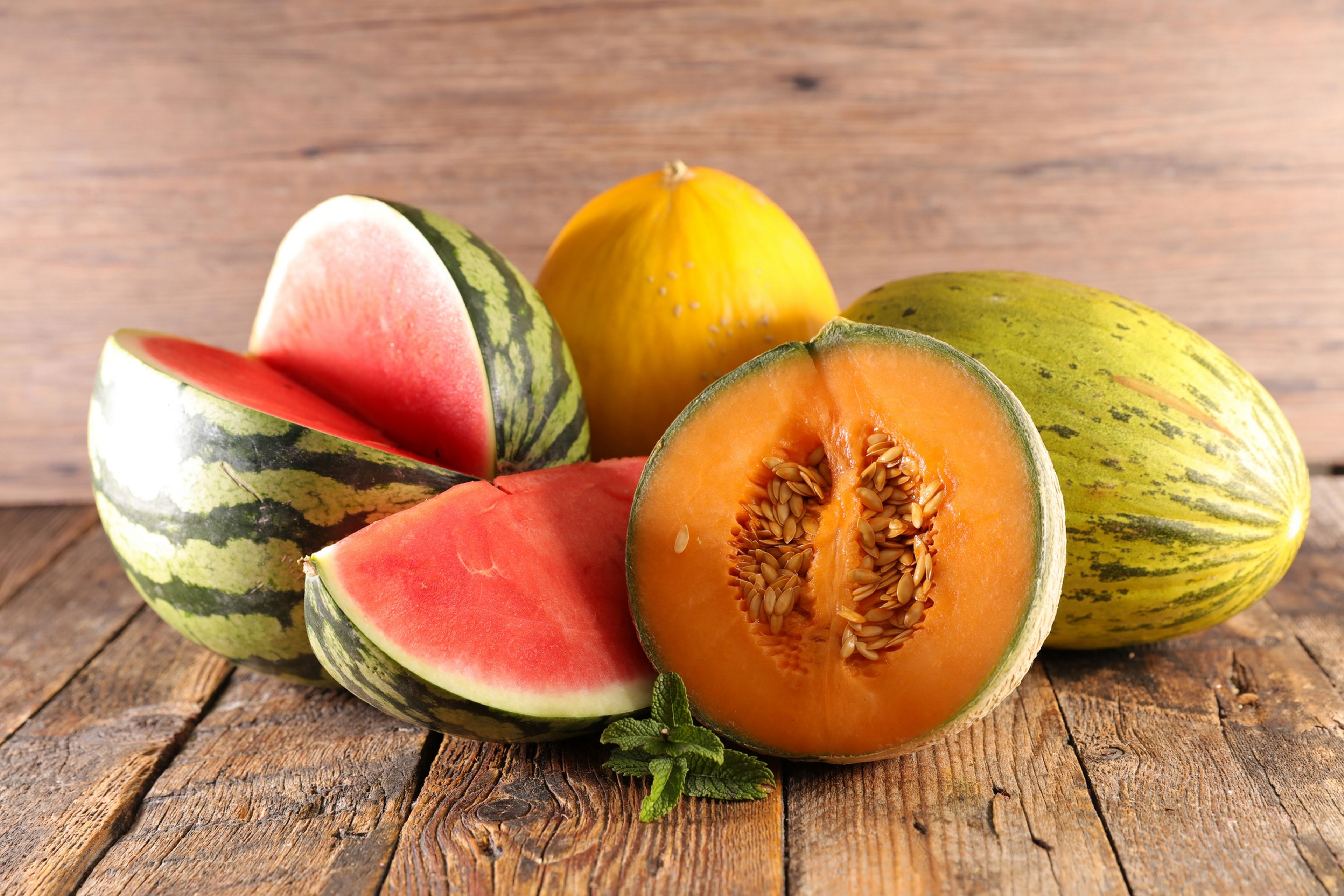 Alertan sobre el peligro de comprar melones y sandías cortados en los supermercados