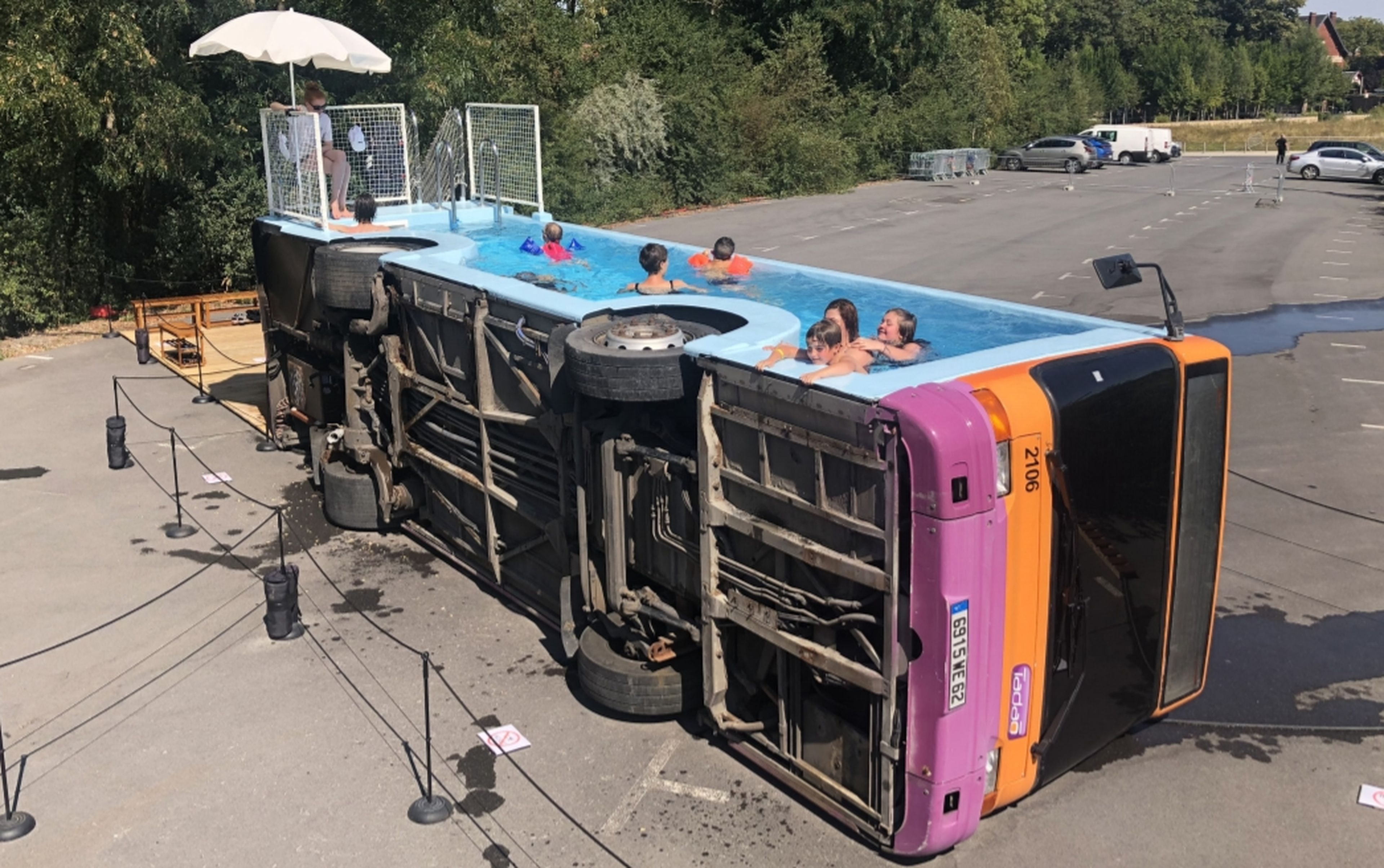 El autobús piscina para darse un chapúzon en la plaza