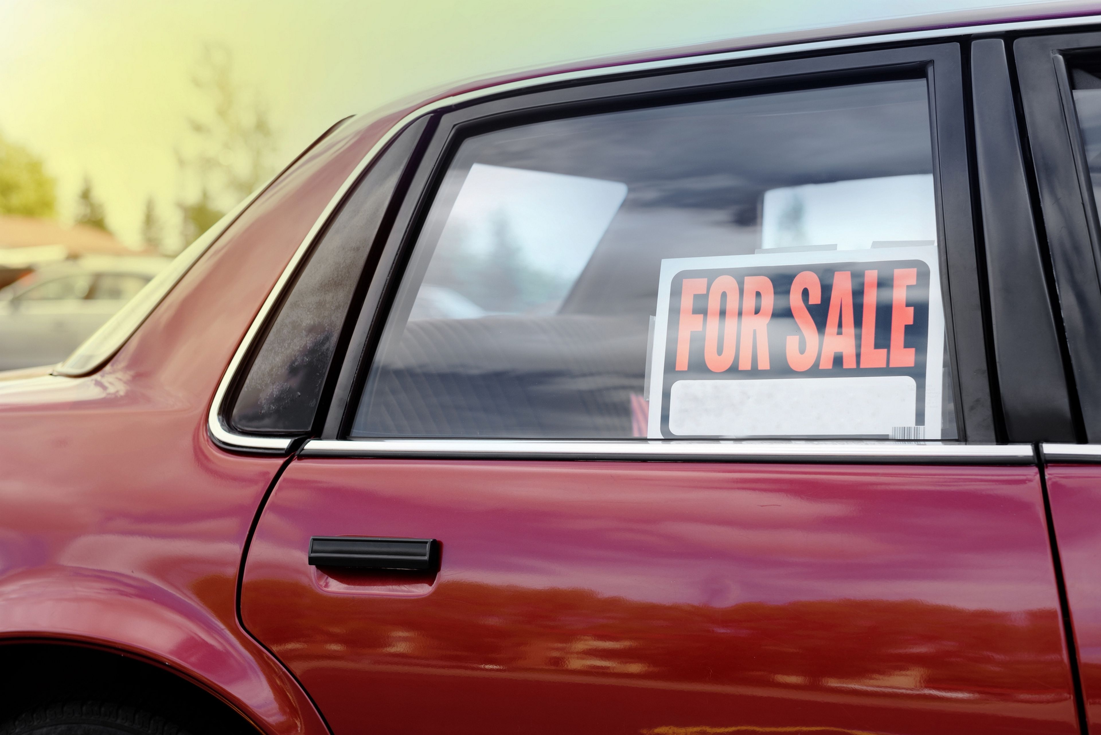 Cuidado con poner un cartel de 'Se vende' en tu coche, incluso aunque esté aparcado
