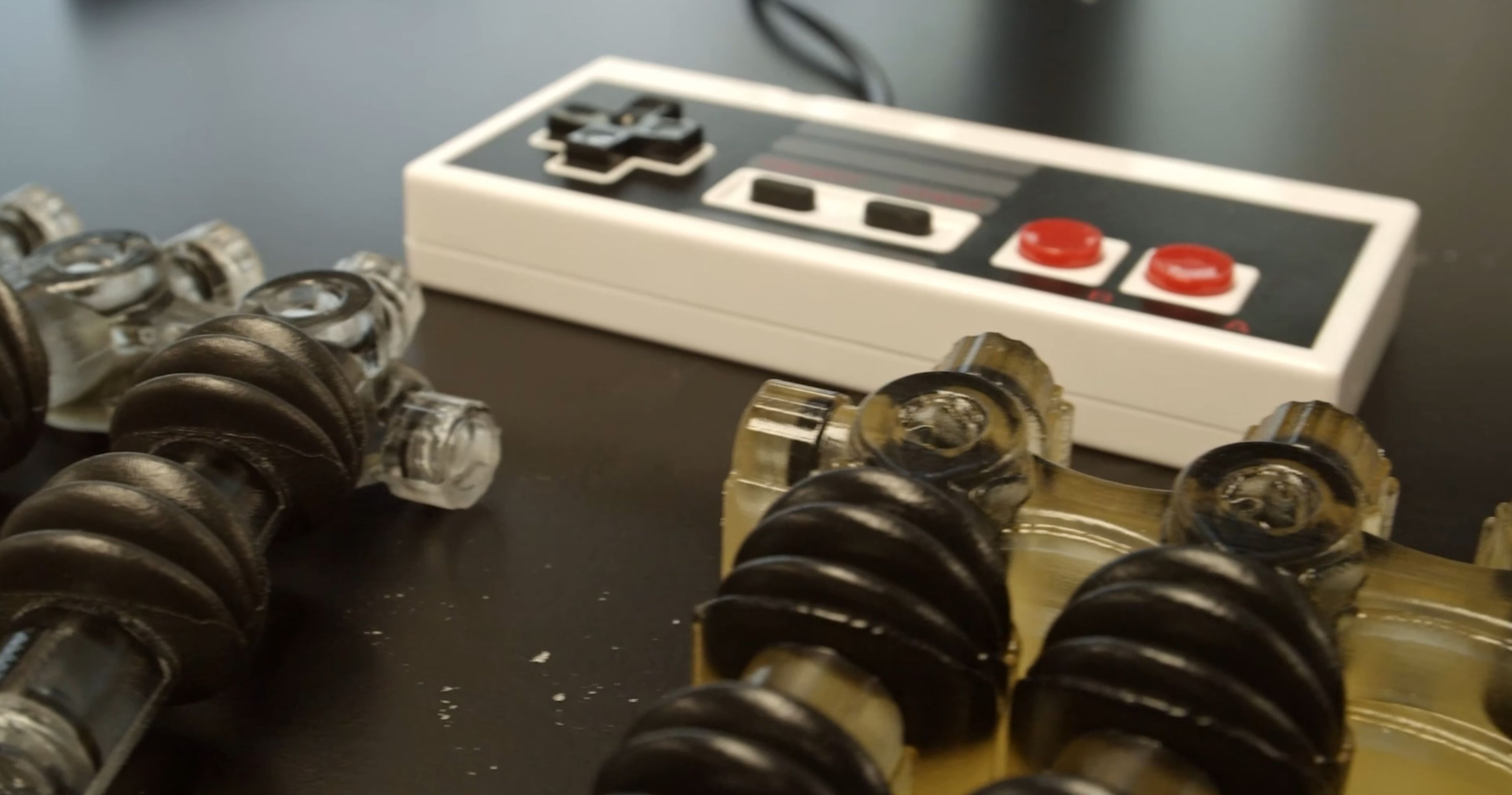 Detalle de la mano robot junto al mando de la NES