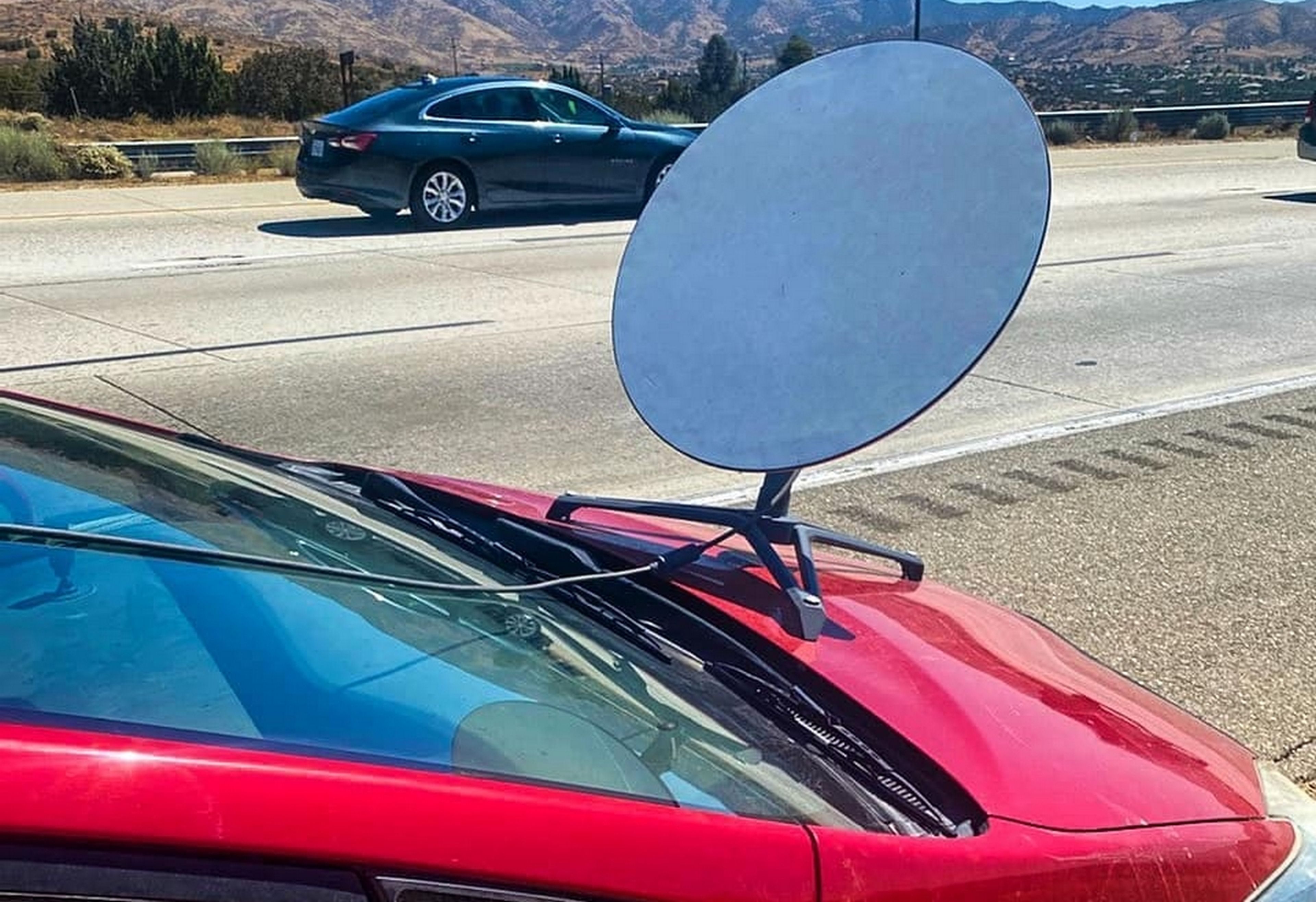 Detienen a un hombre con una antena parabólica de Starlink en el parabrisas del coche, 'porque necesitaba el WiFi'