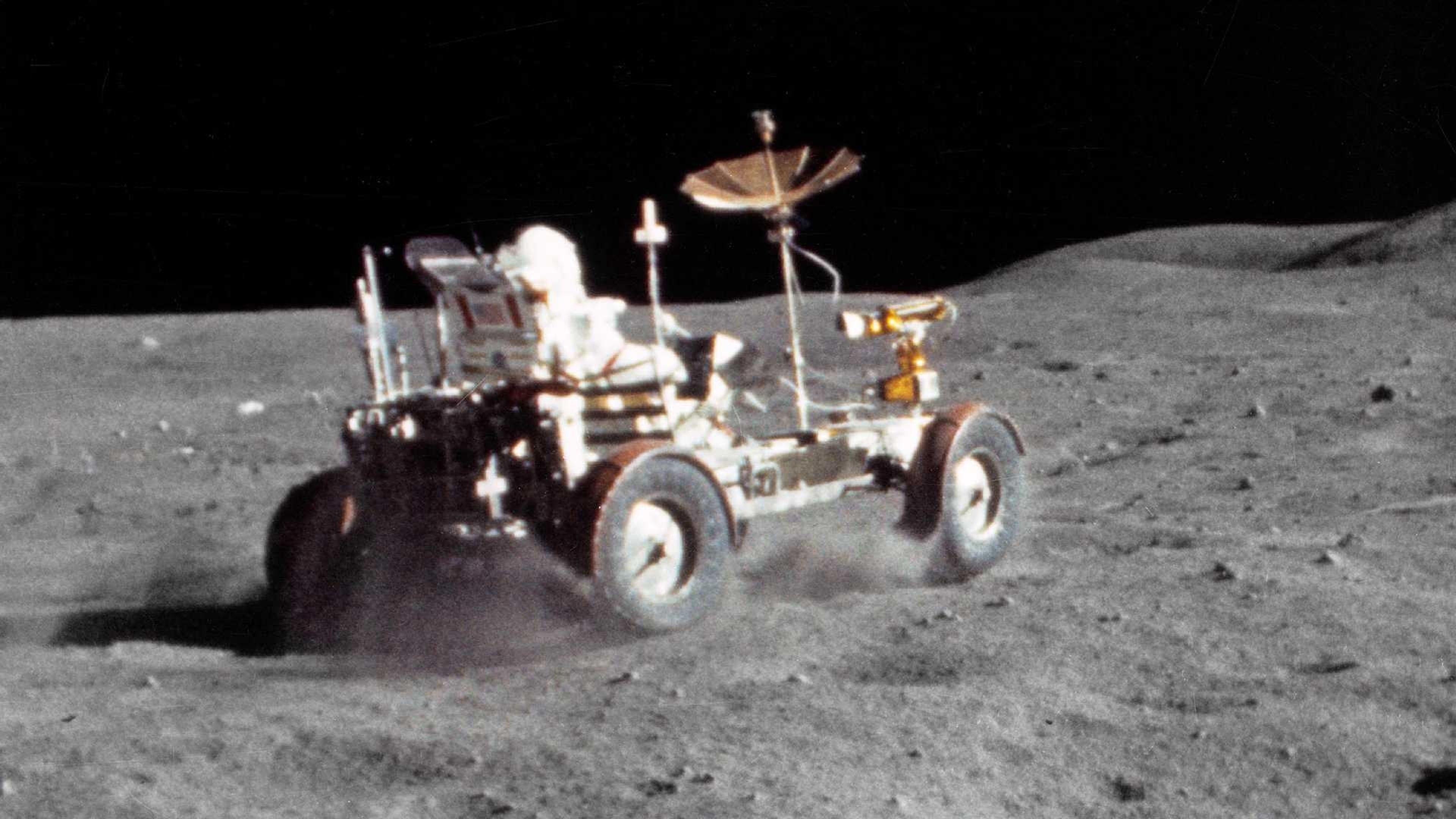 Hace 50 años ocurrió lo que hoy parece ciencia-ficción: astronautas conduciendo un buggy eléctrico en la Luna