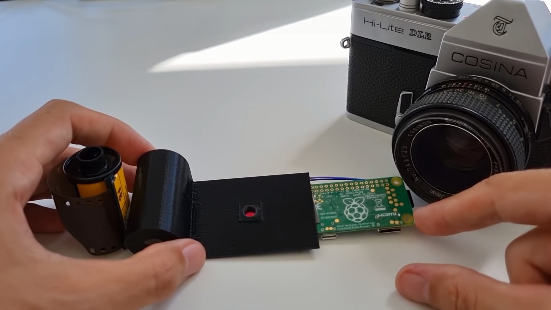 Este hack de Raspberry convierte una vieja cámara de carrete en