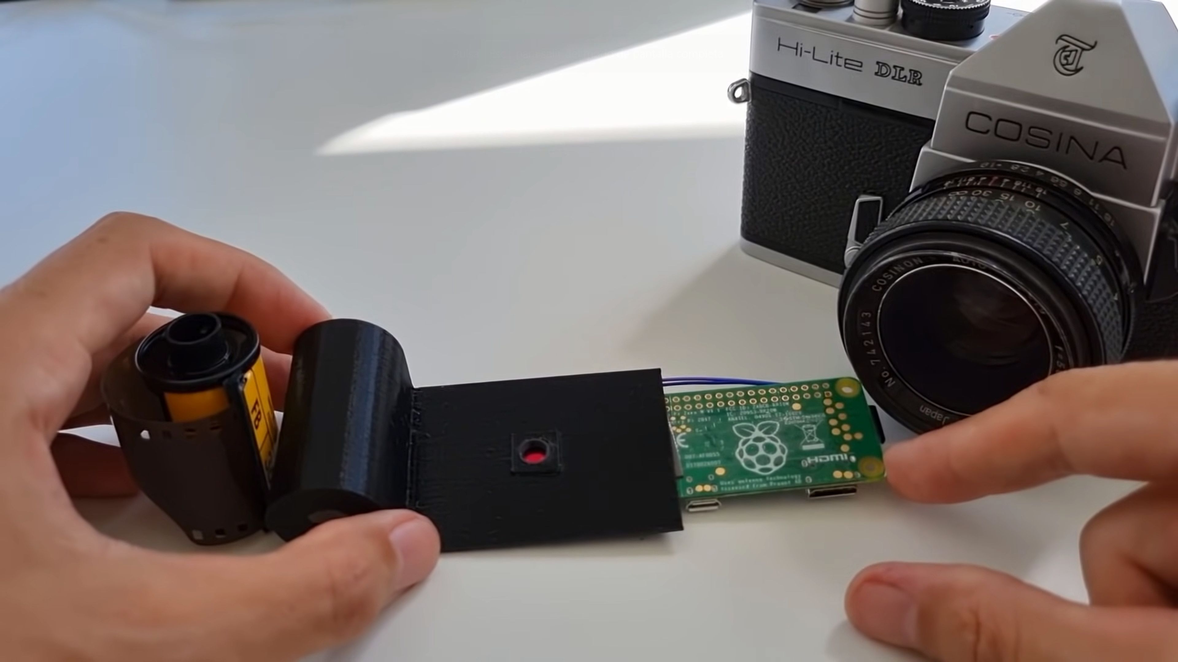 Este hack de Raspberry convierte una vieja cámara de carrete en una digital