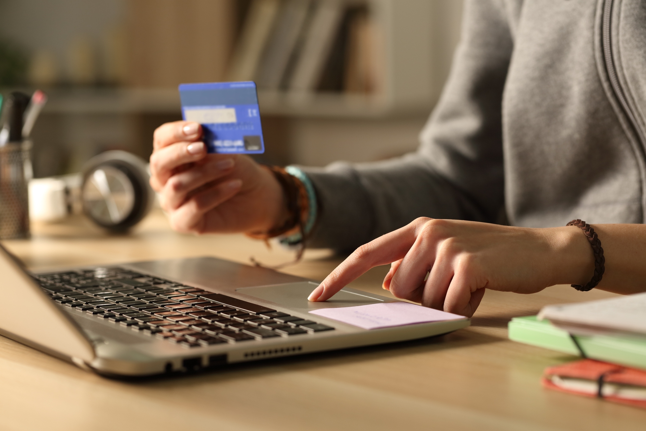 acortar Cuervo freír Por qué es mejor usar una tarjeta de crédito que una de débito | Computer  Hoy
