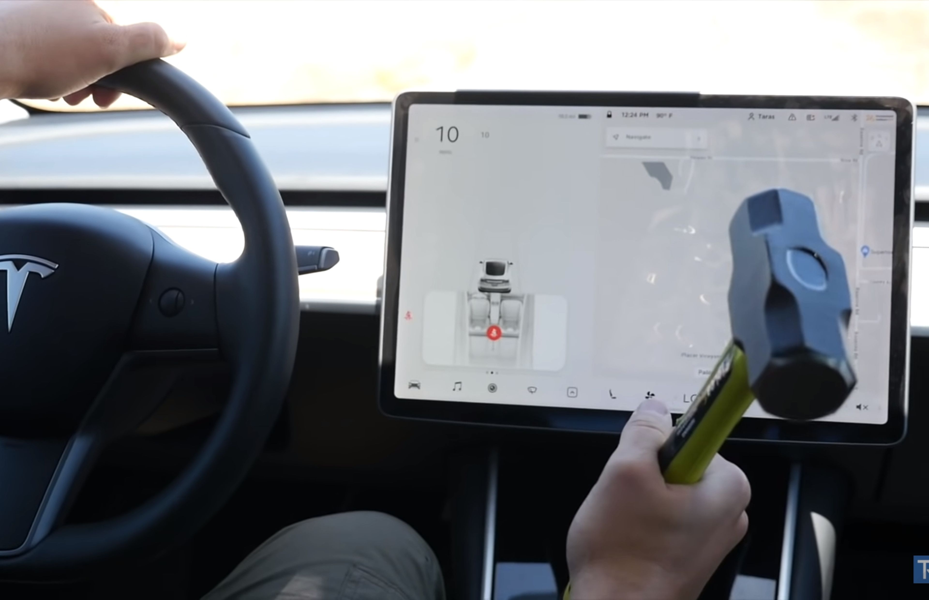Esto es lo que ocurre si rompes la pantalla del Tesla Model 3 a martillazos mientras conduces