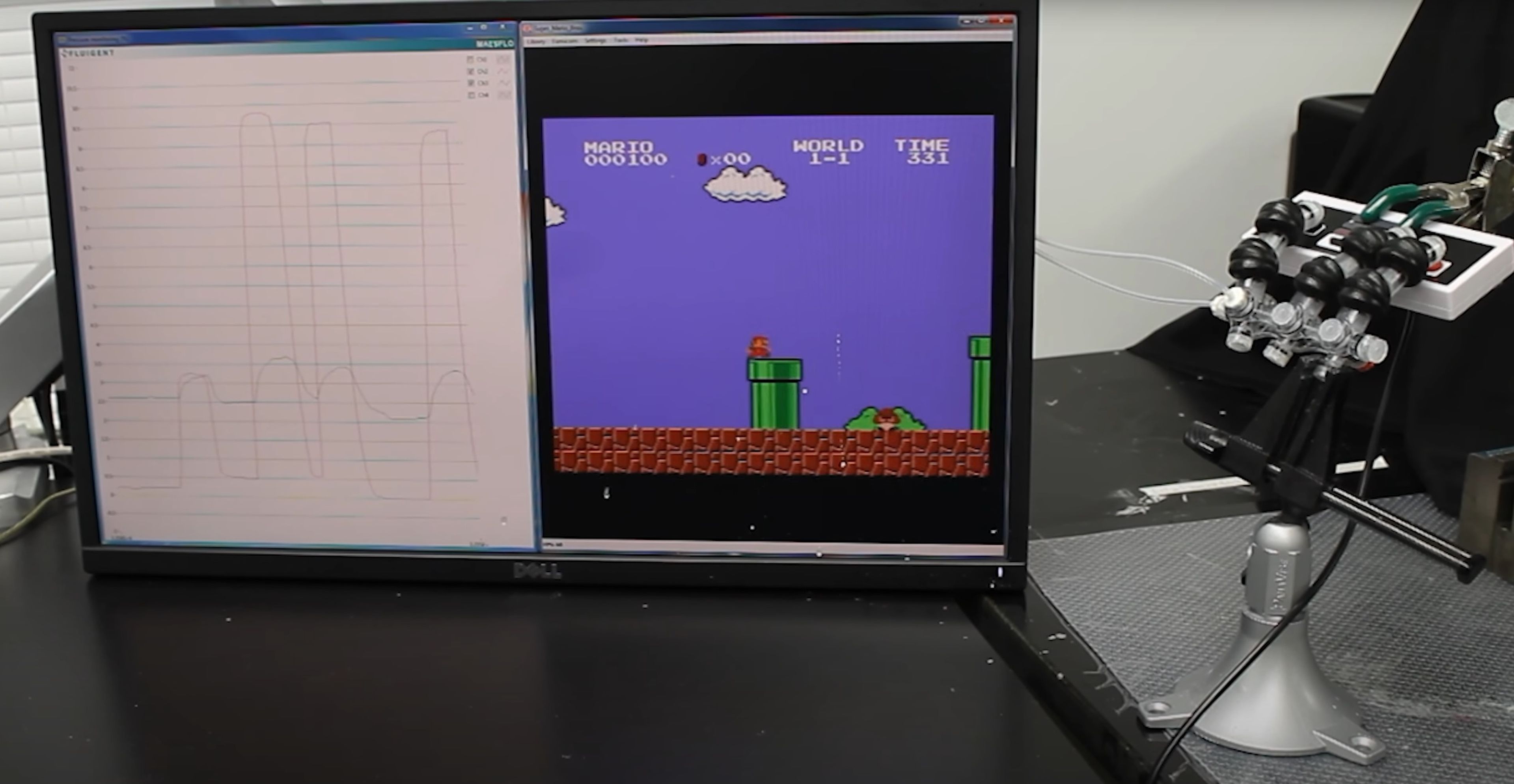 El robot jugando a Super Mario Bros.