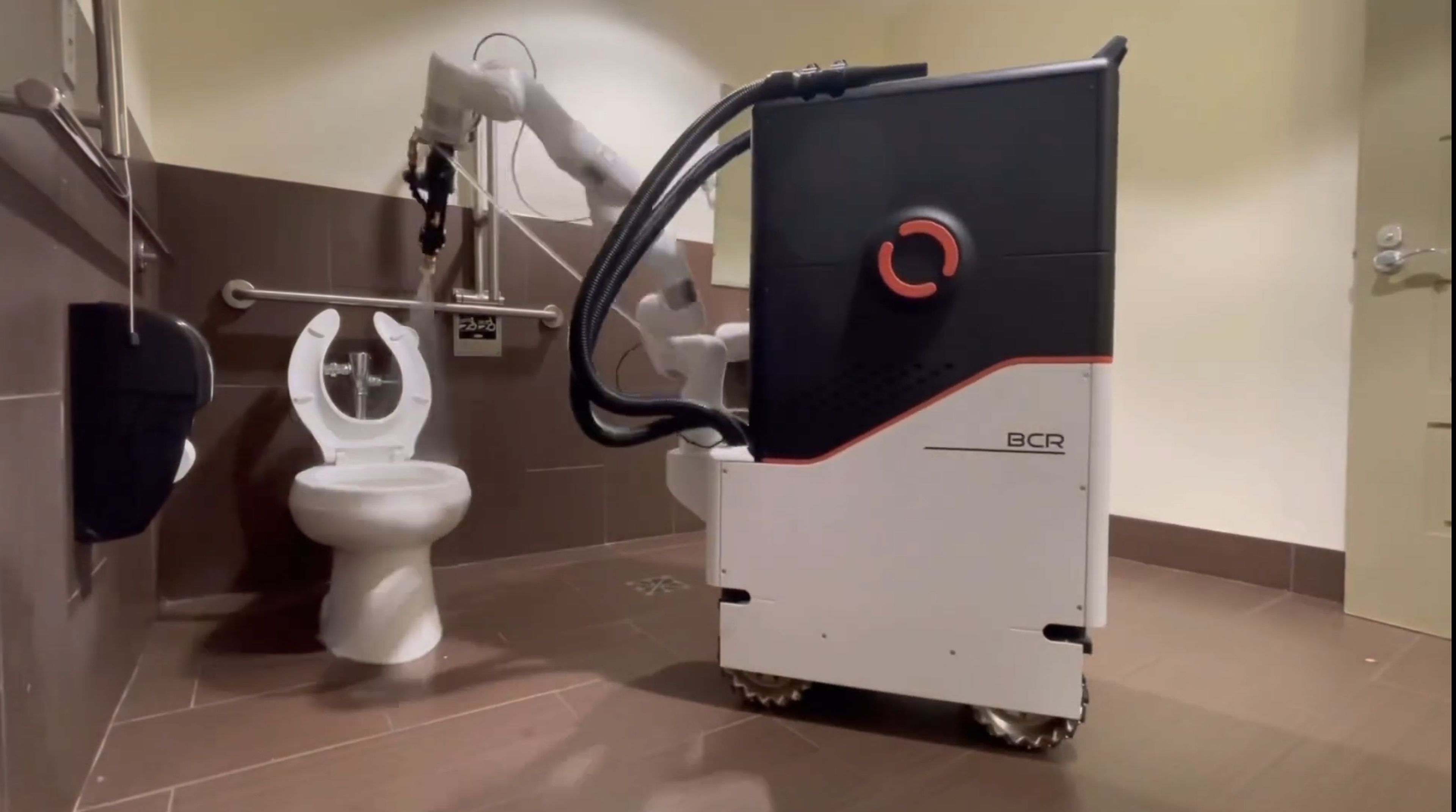 Este robot limpiabaños abre puertas y usa el ascensor para limpiar todo el hotel