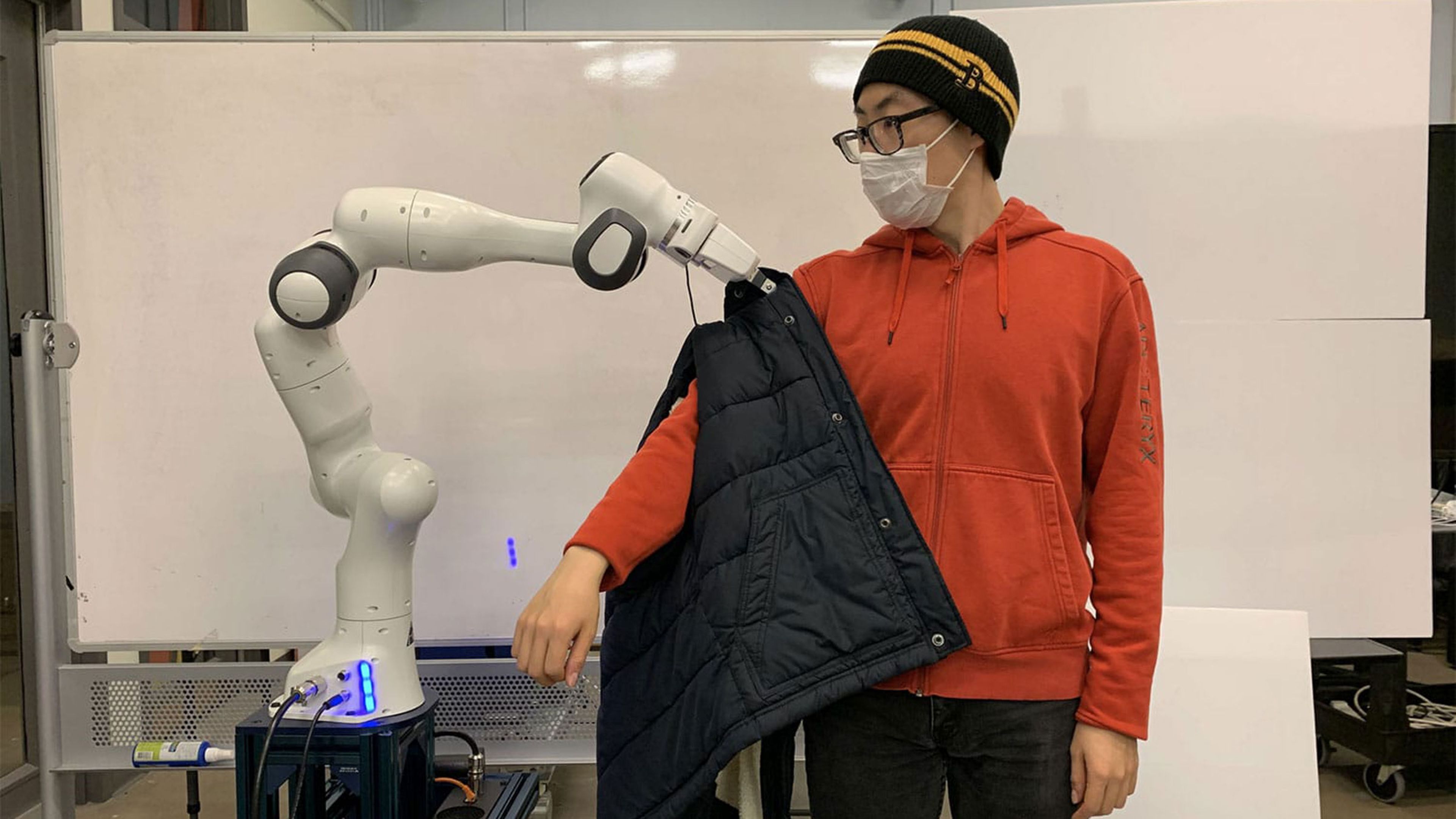 Robot del MIT que viste a las personas