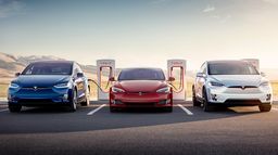 Varios Teslas cargándose con el Supercharger