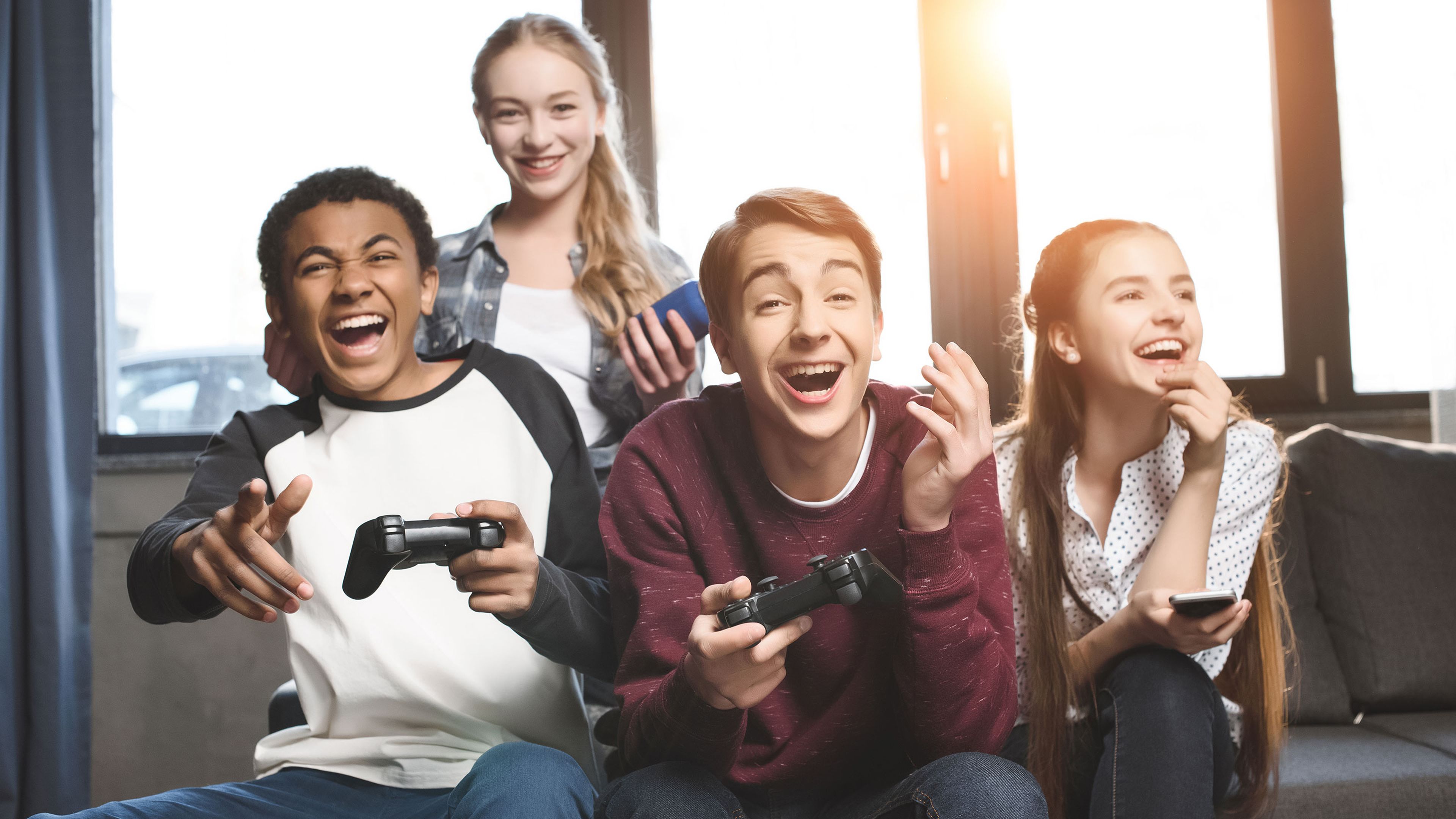 Adolescentes jugando a videojuegos