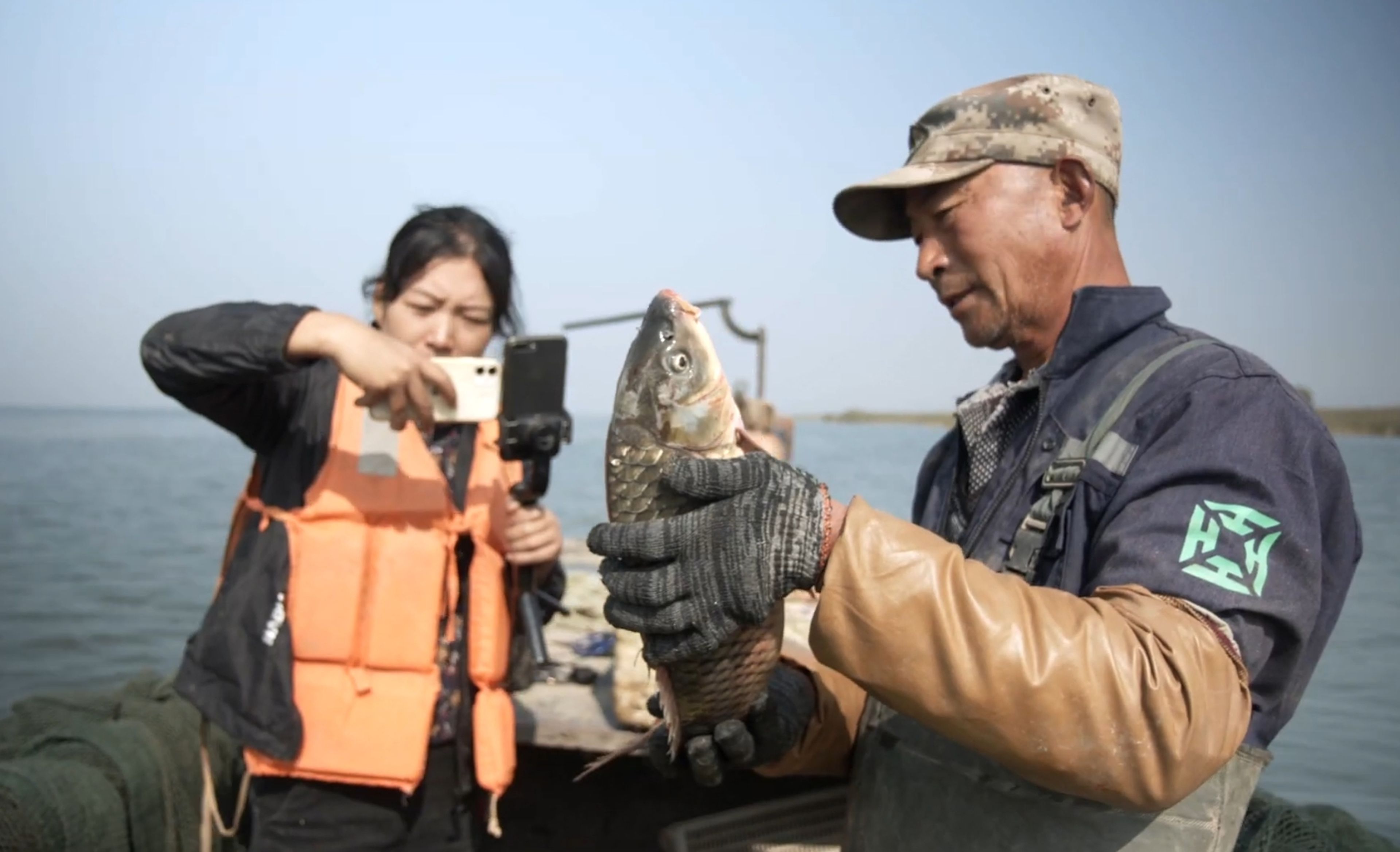 En China hacen streaming durante la pesca y venden el pescado online mientras lo sacan del agua