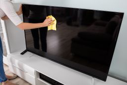 Así es como hay que limpiar la pantalla de un televisor para que no se estropee, según los expertos de Good Housekeeping Institute