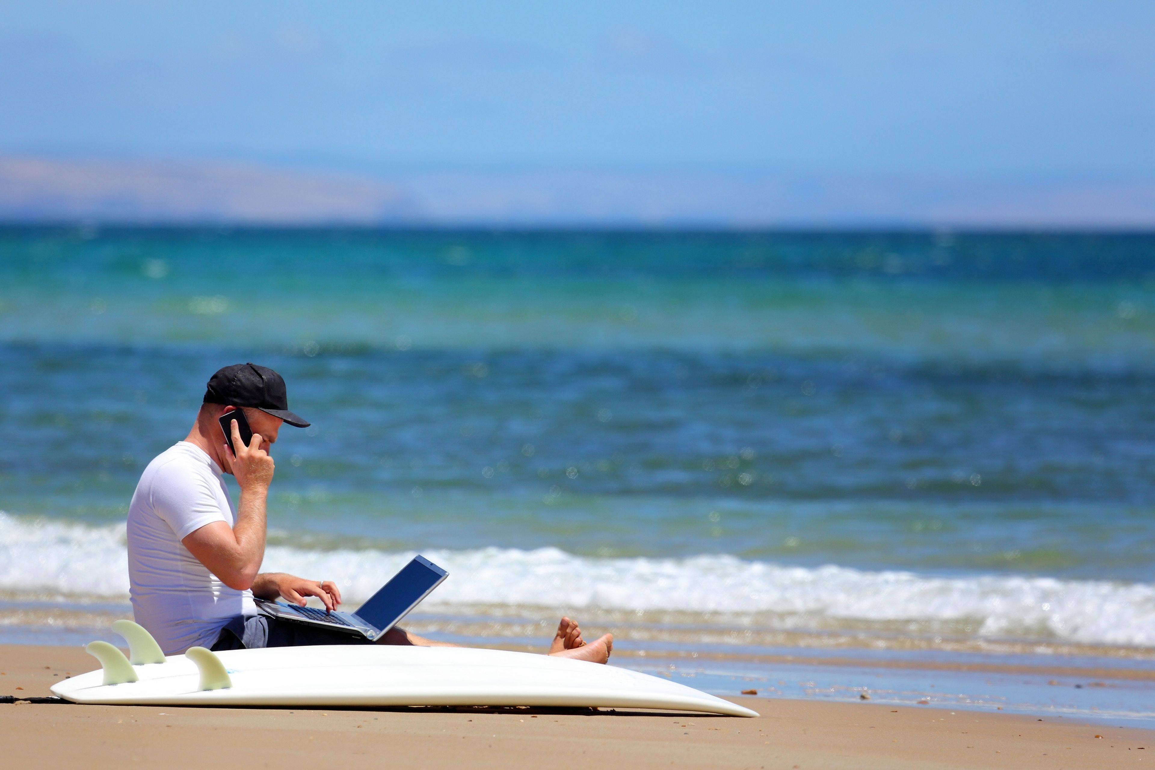 Consejos para teletrabajar de un CEO que lleva su empresa desde una playa de Canarias