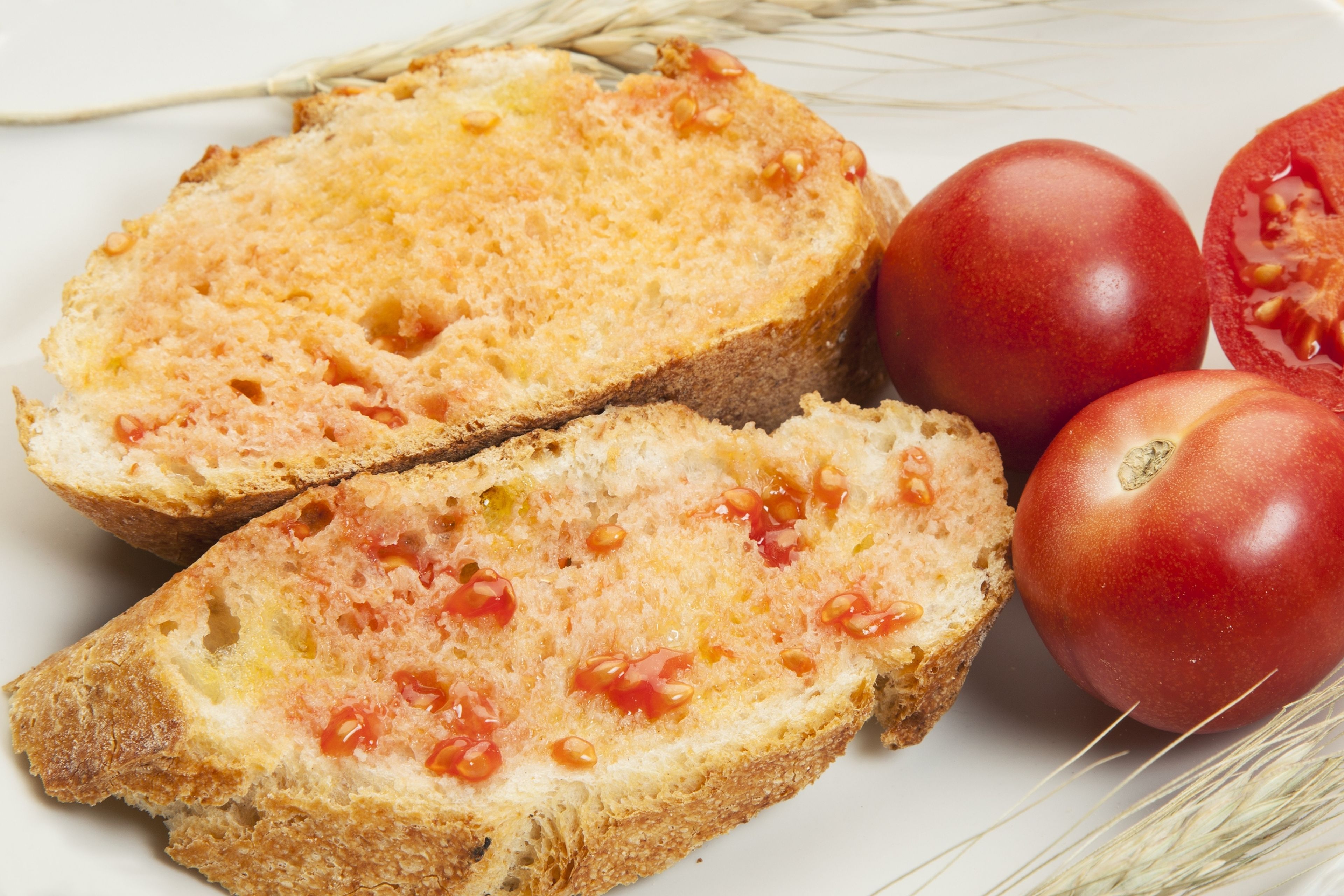 Por qué desayunar tostadas con aceite y tomate no es tan sano como piensas
