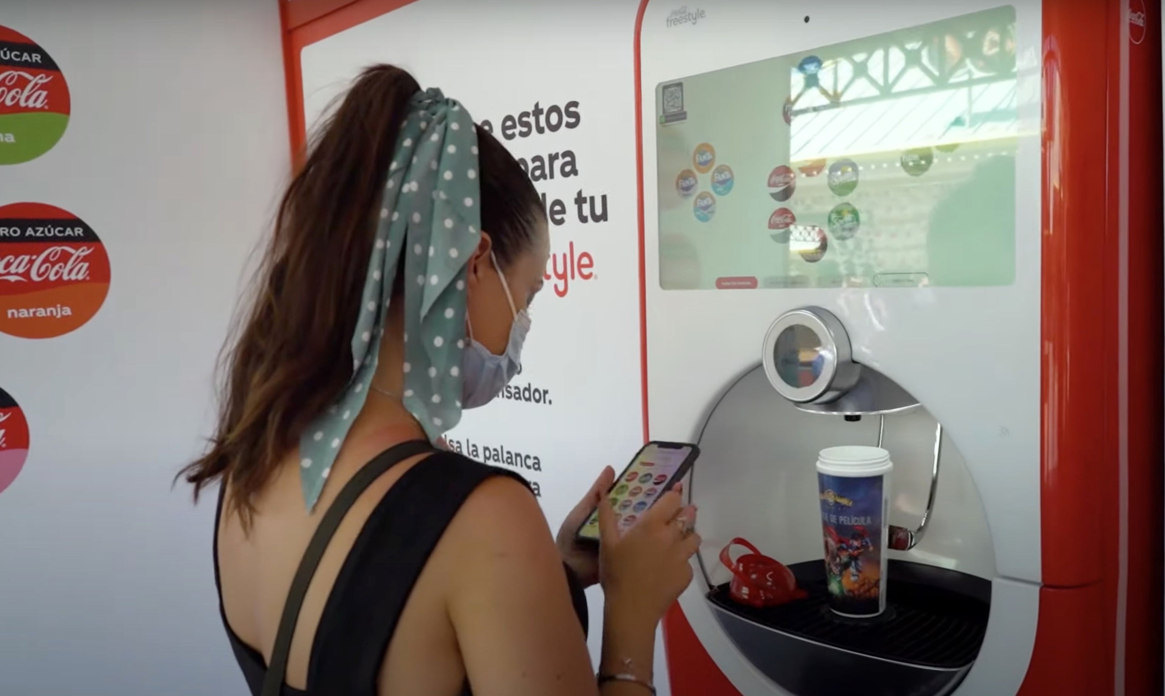 Dispensador tecnológico de Coca-Cola en el Parque Warner de Madrid