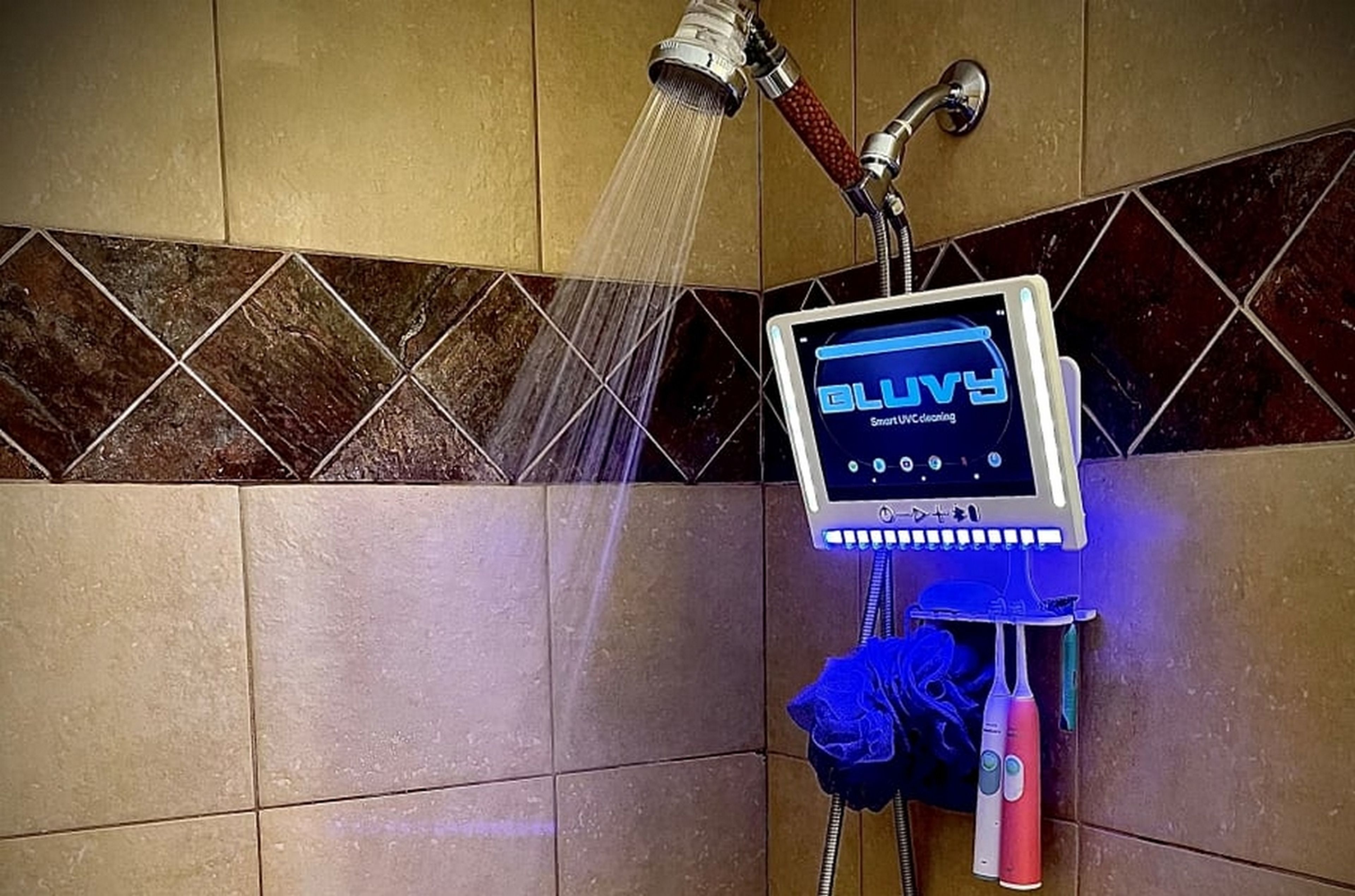 Esta pantalla para la ducha tiene espejo con zoom, Netflix, música, videollamadas, y luz ultravioleta para matar las bacterias