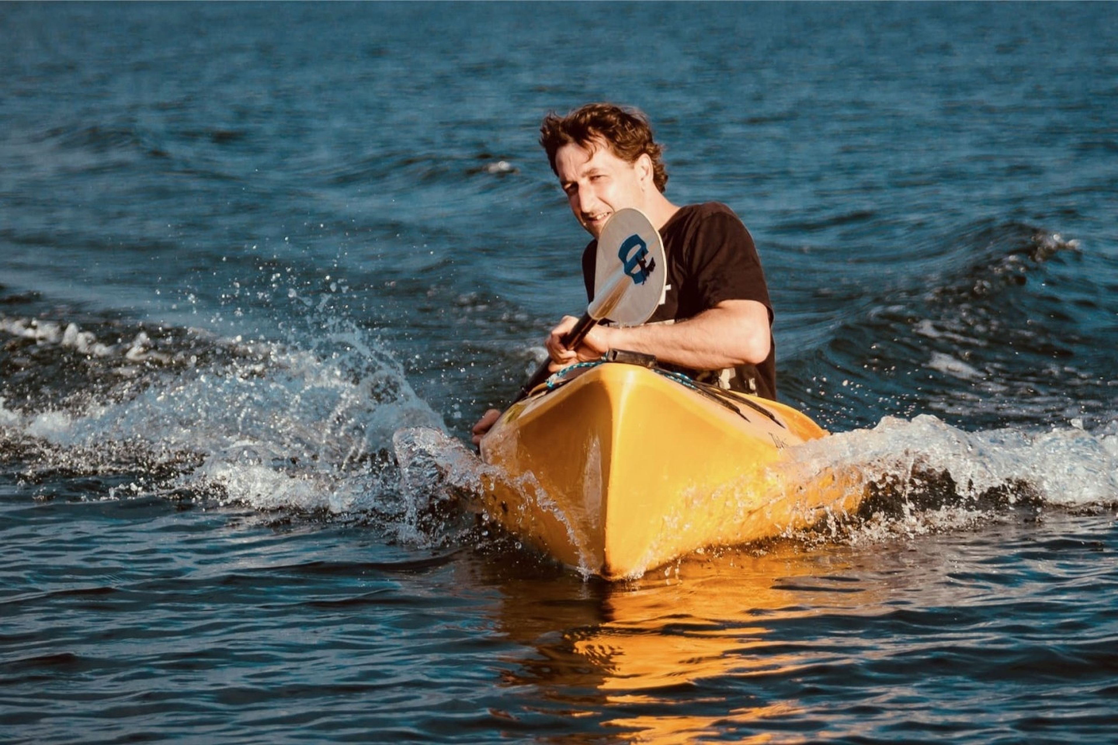El primer kayak con motor eléctrico integrado llega con polémica