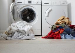 Separar ropa para la lavadora