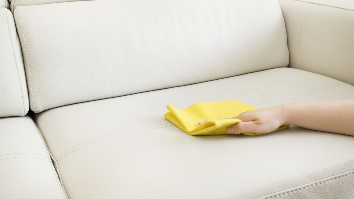 Cómo limpiar un sofá: quitar manchas y olores