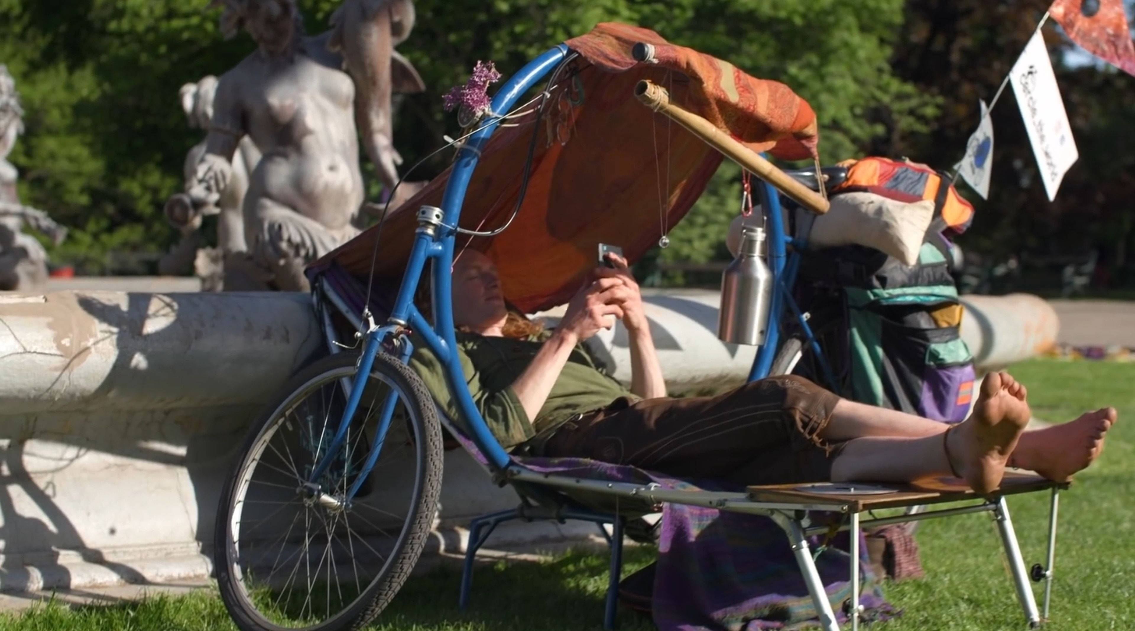 Esta bicicleta lleva una cama, una mesa y una silla incorporada