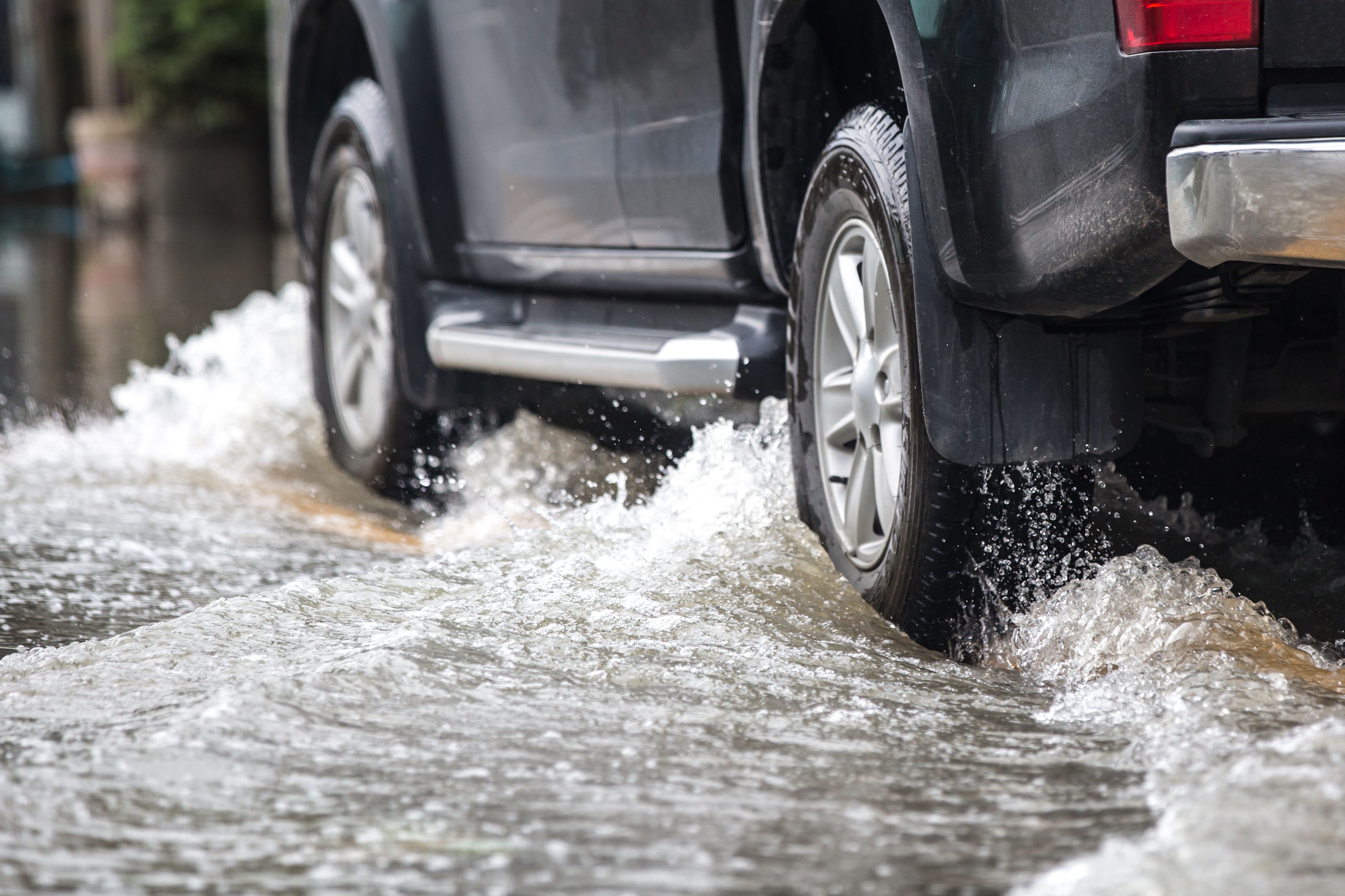 Coche con carretera inundada