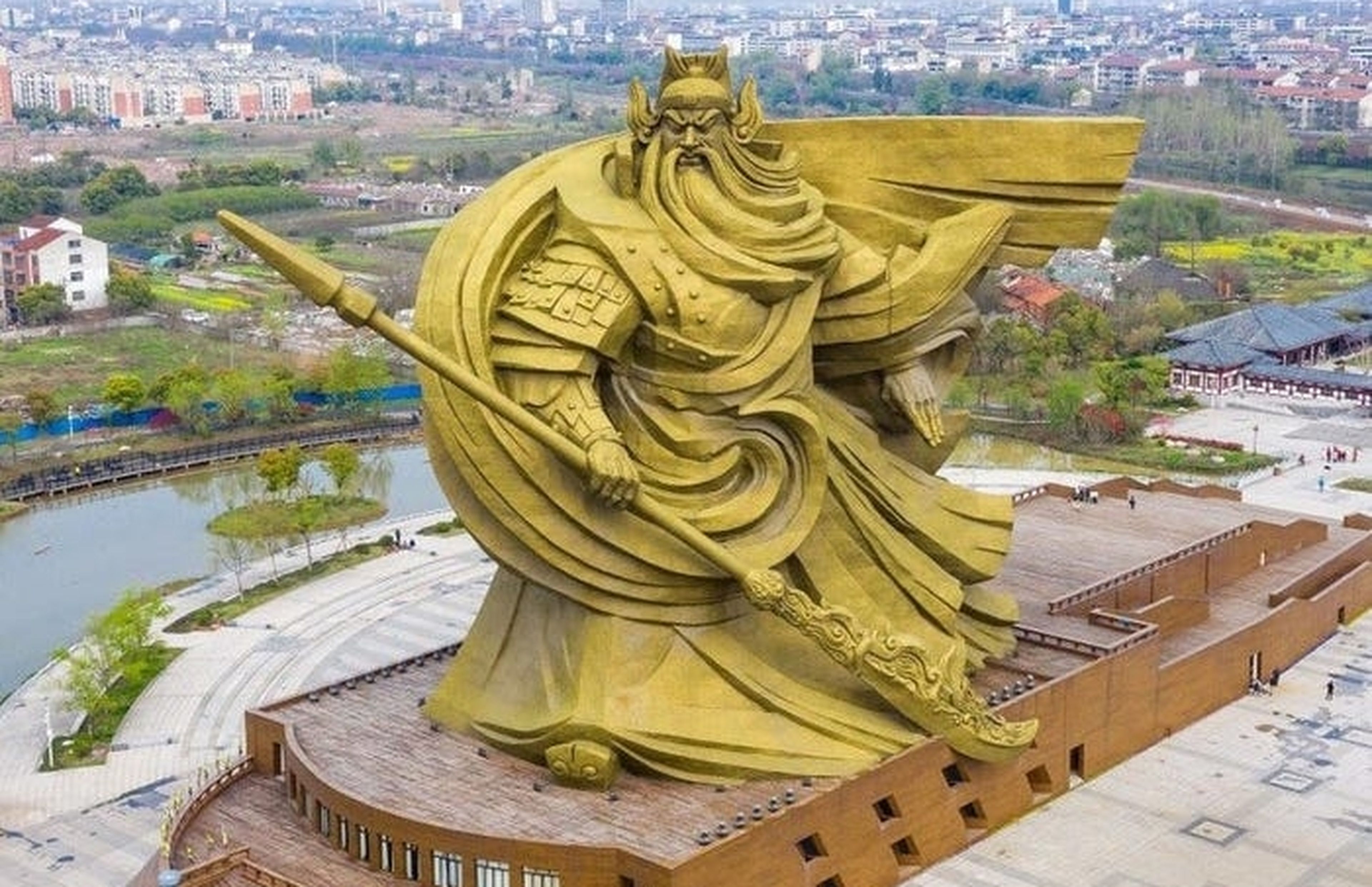Construyen una estatua de 58 metros dedicada a un dios guerrero que no gusta a la gente, y gastan 20 millones en trasladarla