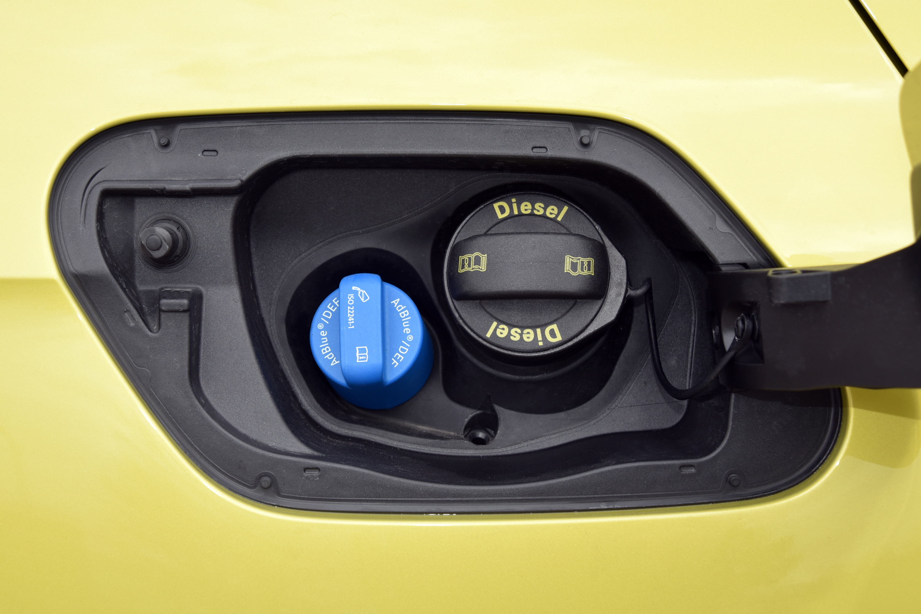 AdBlue, un componente fundamental para los coches diésel cada vez más  escaso y caro