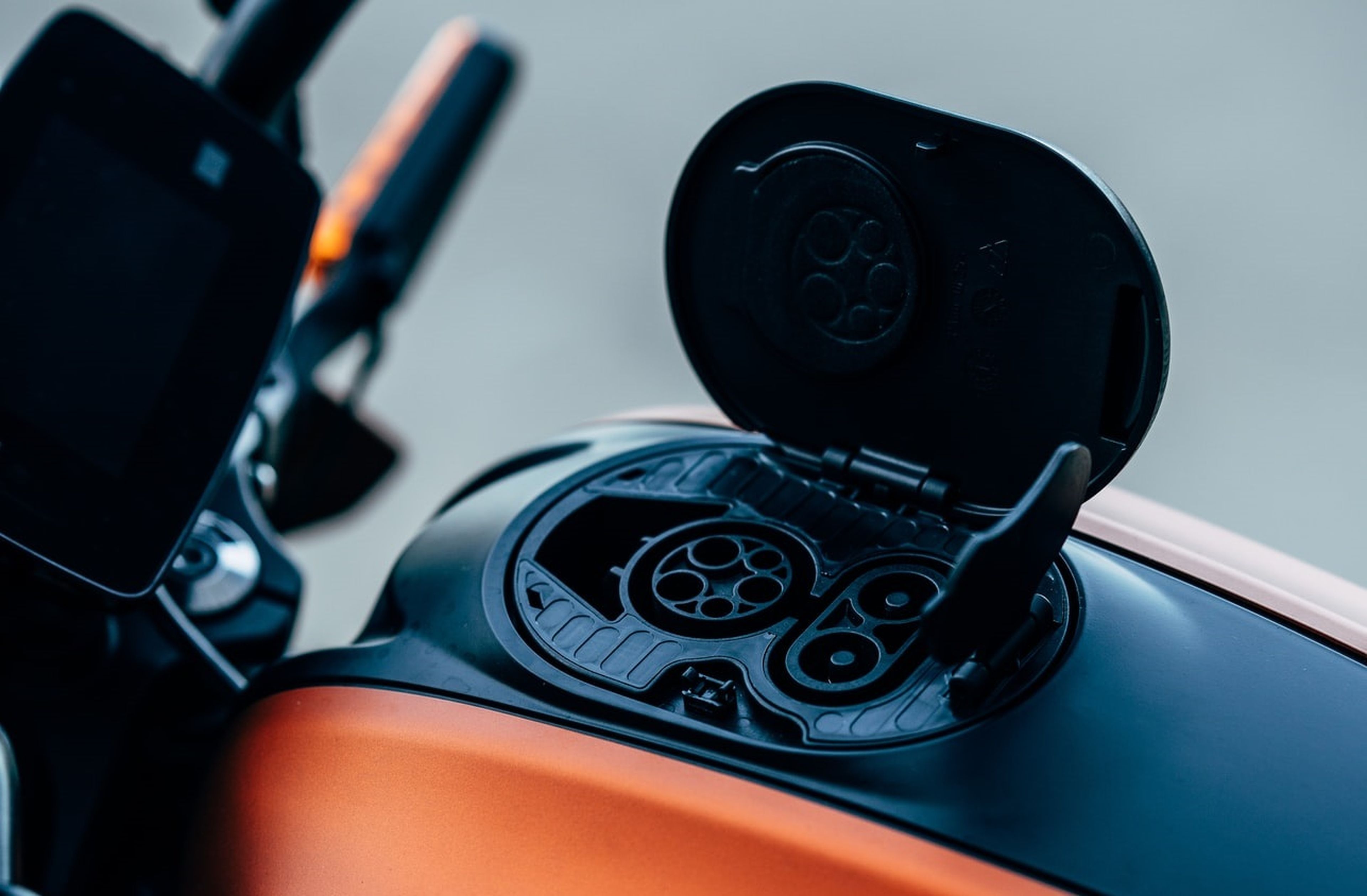 El futuro de la moto eléctrica: baterías de litio-carbono que cargan 90 segundos