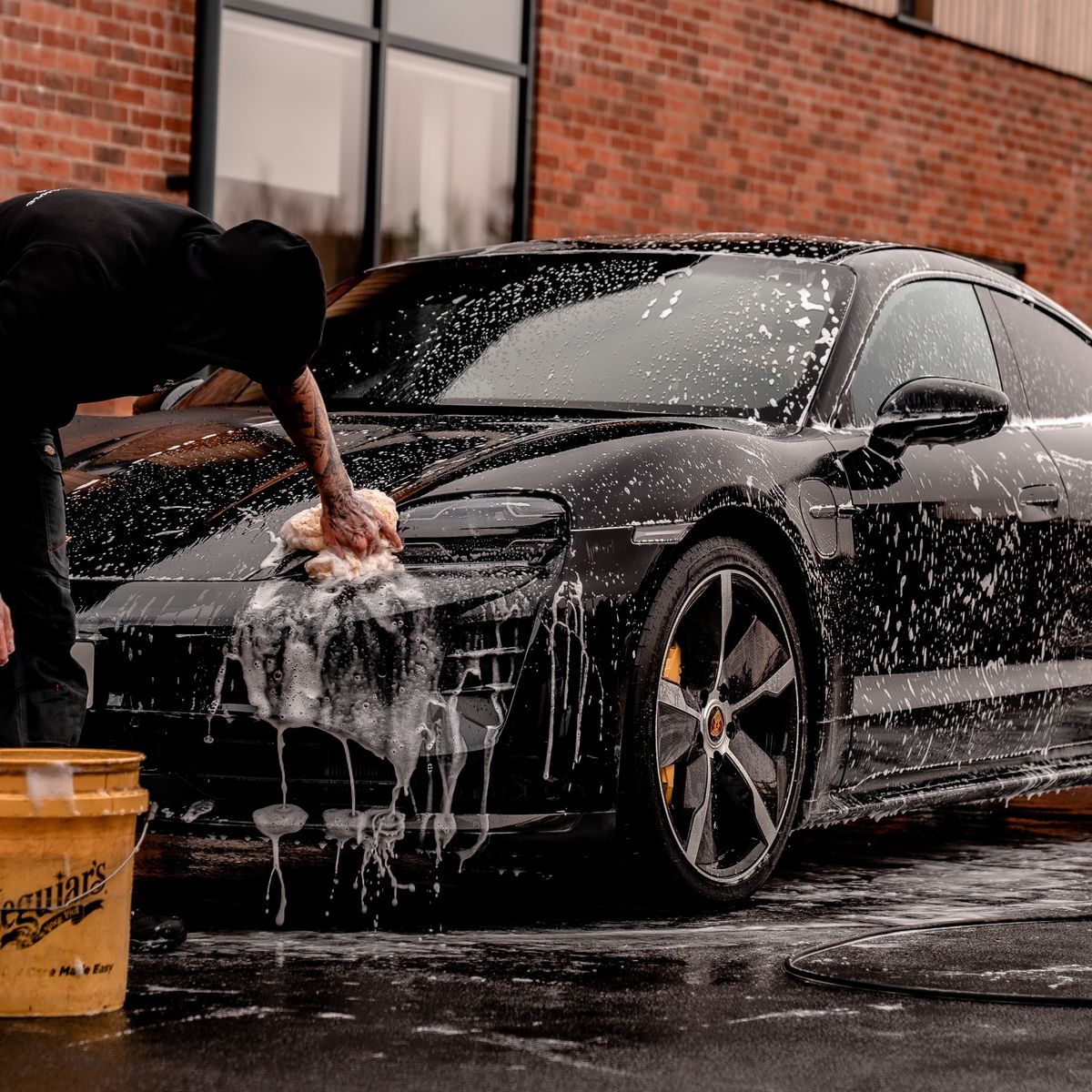6 consejos para lavar tu coche, según el experto que limpia los coches más  caros del mundo